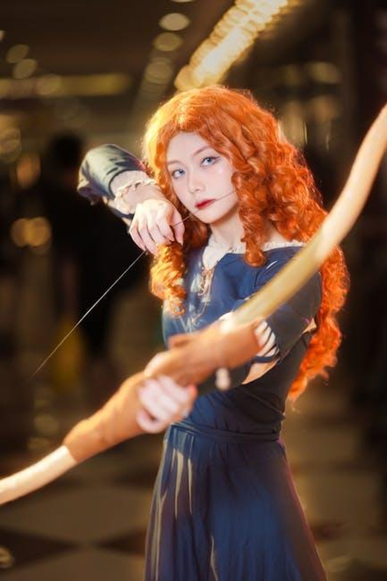 Giulia_tradir_Botteri_Il_Paradiso_delle_signore_anticipazioni_28_febbraio_CfB2dO1bzG - Confidenze24 Source: Lê Quý Đôn - pexels - Creative cosplay featuring an archer character with striking red hair indoors.