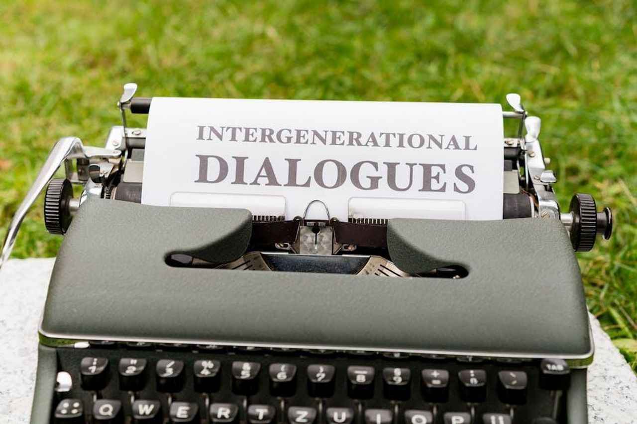Giuntoli_pensa_al_futuro_fmOleG9vU0 - Confidenze24 Source: Markus Winkler - pexels - Close-up of a vintage typewriter outdoors with paper reading 'Intergenerational Dialogues'.
