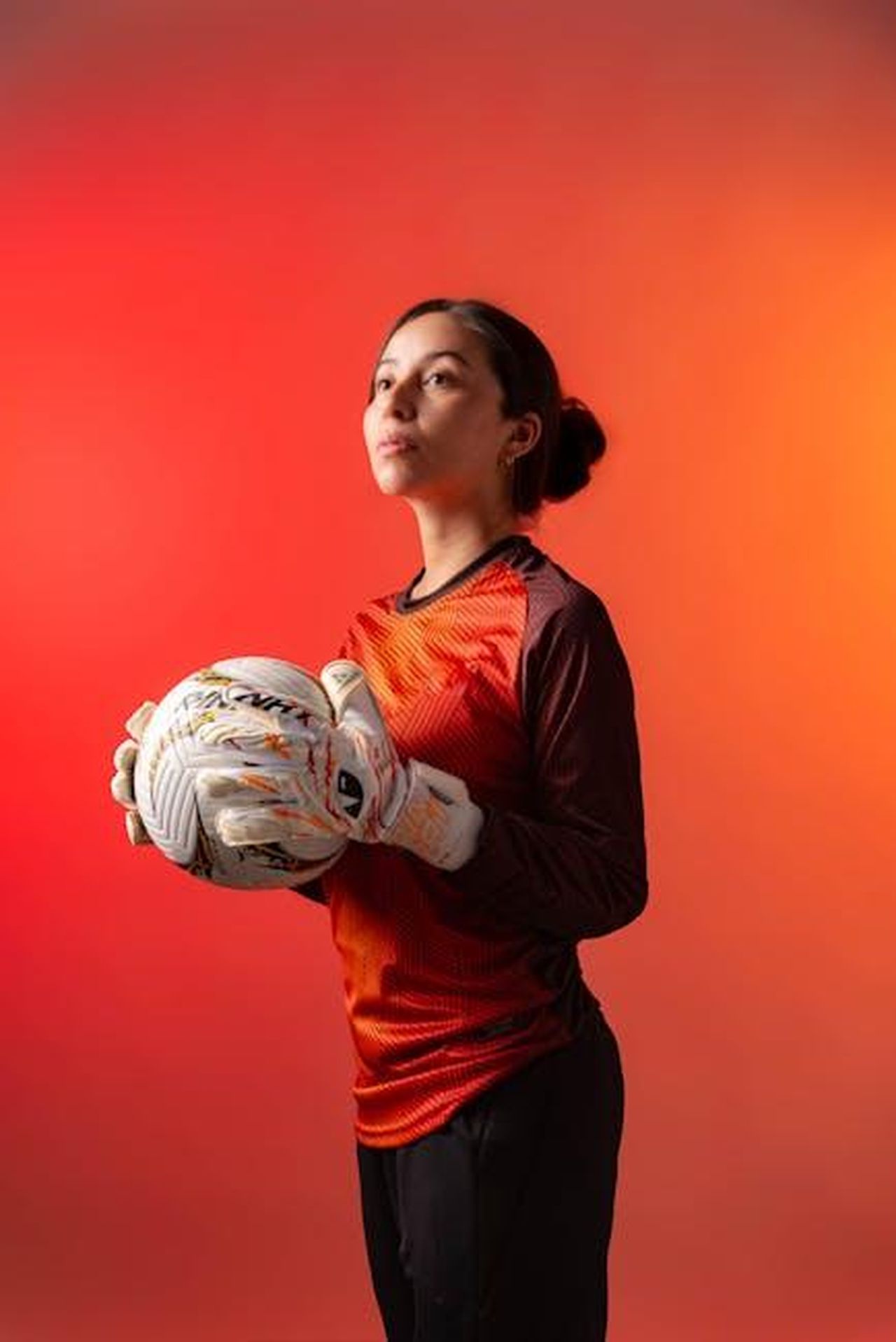 Giuntoli_punterebbe_al_prestito_con_diritto_di_riscatto_pg46Idzxgc - Confidenze24 Source: Jonatan Gomez - pexels - Young female soccer goalkeeper posing confidently with gloves in a studio setting.