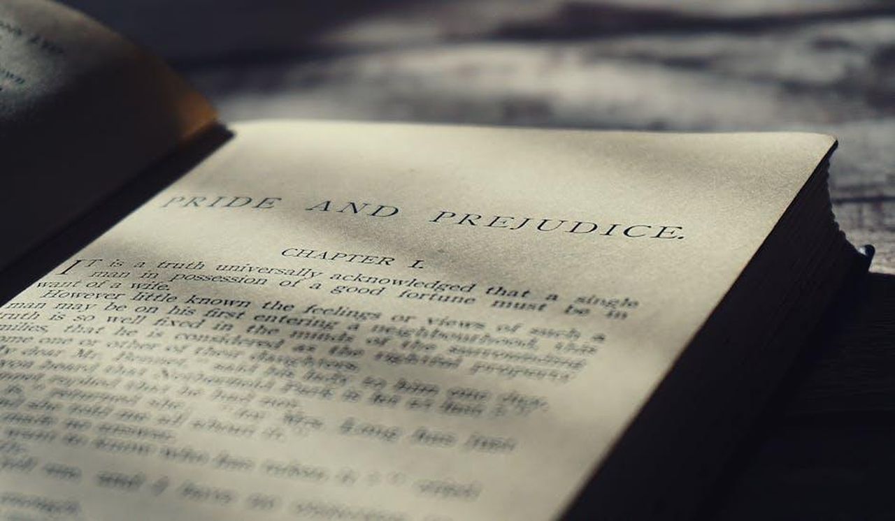 Gli_altri_favoriti_alla_vittoria_nadfH2A6Nr - Confidenze24 Source: Suzy Hazelwood - pexels - Close-up view of an open vintage page from Pride and Prejudice in warm sunlight.