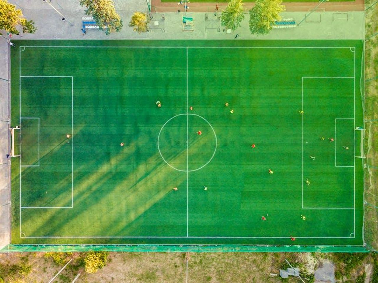 Gli_errori_di_Thiago_Motta_e_le_critiche_di_Di_Canio_SDy5CU3Ijv - Confidenze24 Source: Mike - pexels - Aerial shot of a soccer game with players on a vibrant green field.