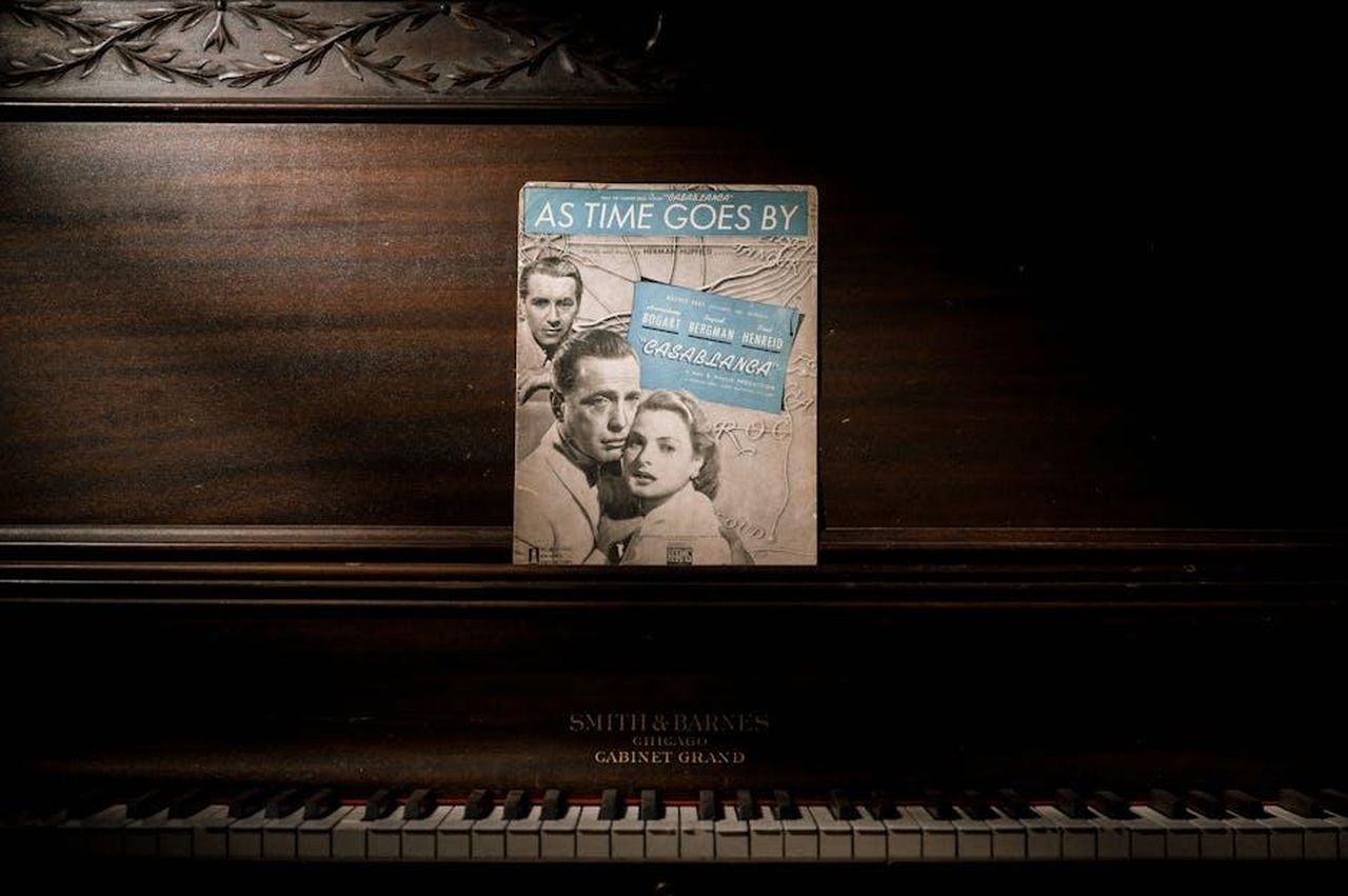 Grande_Fratello_Giglio_esplode_nella_notte_Fanno_schifo_4jenXbwsAs - Confidenze24 Source: Brett Sayles - pexels - A vintage piano with a Casablanca movie music sheet evokes a classic, nostalgic atmosphere.