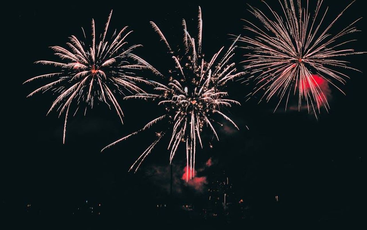 Grande_Fratello_Maria_Teresa_Ruta_la_rivelazione_su_Helena_a_Zeudi_kvNQIXMsyW - Confidenze24 Source: Craig Adderley - pexels - Vibrant fireworks illuminating the night sky with colorful bursts.