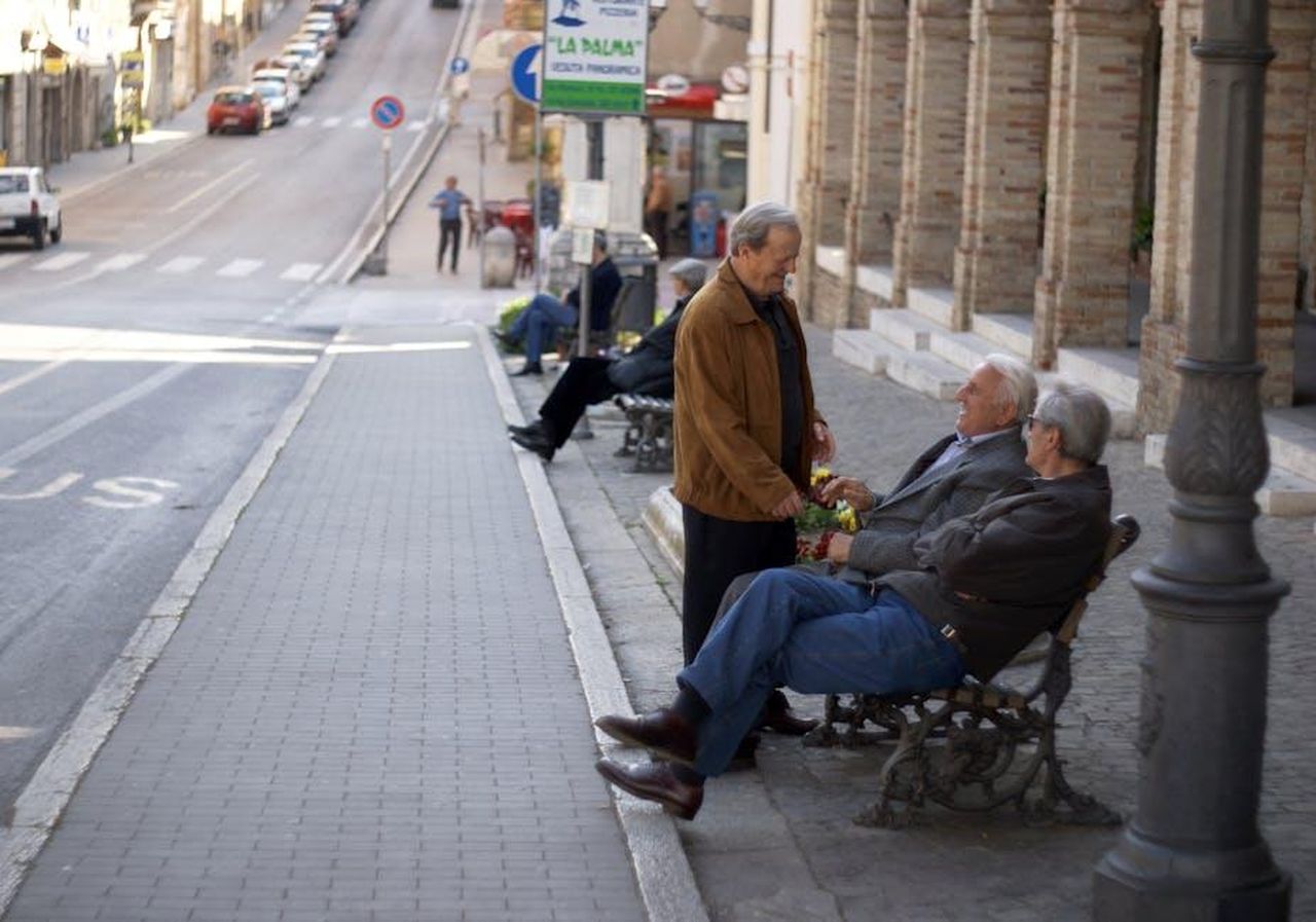 Grande_Fratello_Stefania_Orlando_e_Iago_vicini_nella_casa_EvjXPmjJLX - Confidenze24 Source: Roman Biernacki - pexels - Elderly men enjoying a relaxed discussion on a quaint street in Loreto, Italy.
