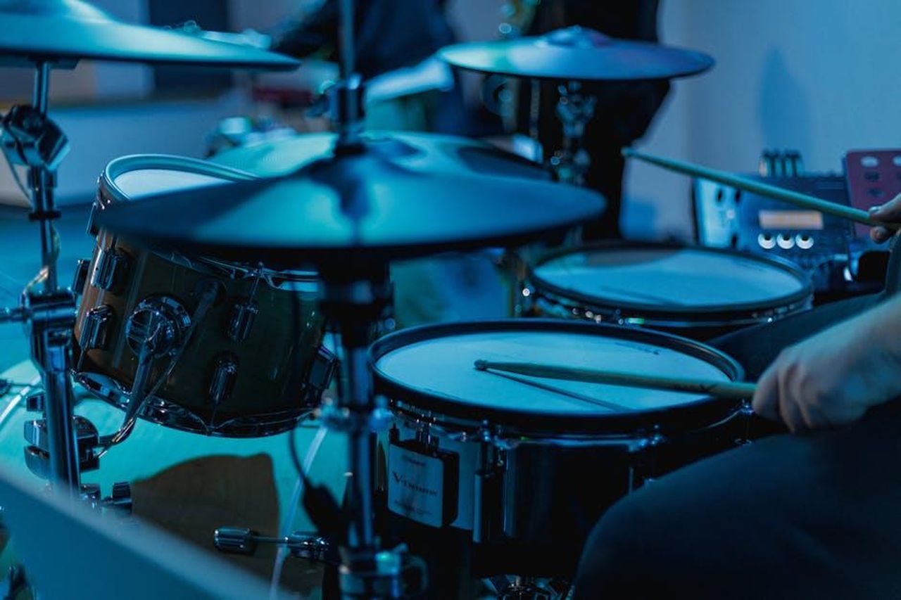 Grande_Fratello_Zeudi_a_rischio_squalifica_dopo_gli_eventi_su_Helena_Prestes_cosa_succede_JiyVu6DvDs - Confidenze24 Source: Biekir - pexels - Focused shot of a drummer playing drums in moody blue stage lighting.