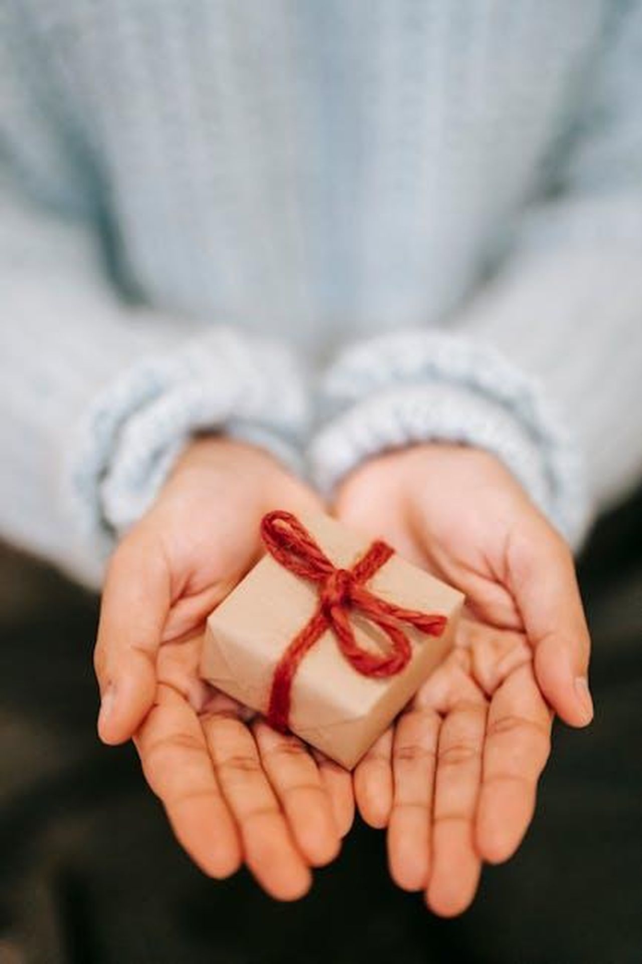 Grande_Fratello_Zeudi_contro_Helena_da_amiche_a_rivali_GxY7DkU5Im - Confidenze24 Source: Liza Summer - pexels - High angle crop unrecognizable female in blue sweater demonstrating small wrapped present box on hands