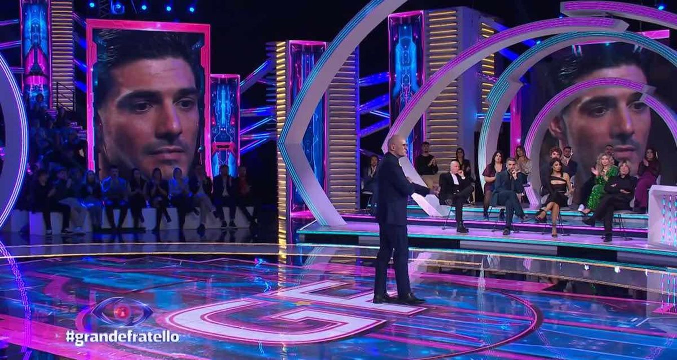 Grande_Fratello_il_concorrente_ammette_che_con_la_fidanzata_qualche_problema_c_stato_in_questi_giorni_3ujRVZQ3to - Confidenze24 Grande Fratello, il concorrente ammette che con la fidanzata qualche problema c’è stato in questi giorni - foto signorini lorenzo