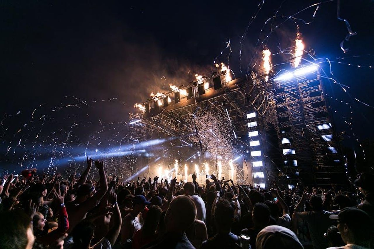 Grande_Fratello_il_concorrente_ha_rivelato_di_essere_daccordo_con_il_presentatore_1meOJruUuW - Confidenze24 Source: Wendy Wei - pexels - Vibrant concert scene with crowd enjoying night festival and dynamic stage fireworks.