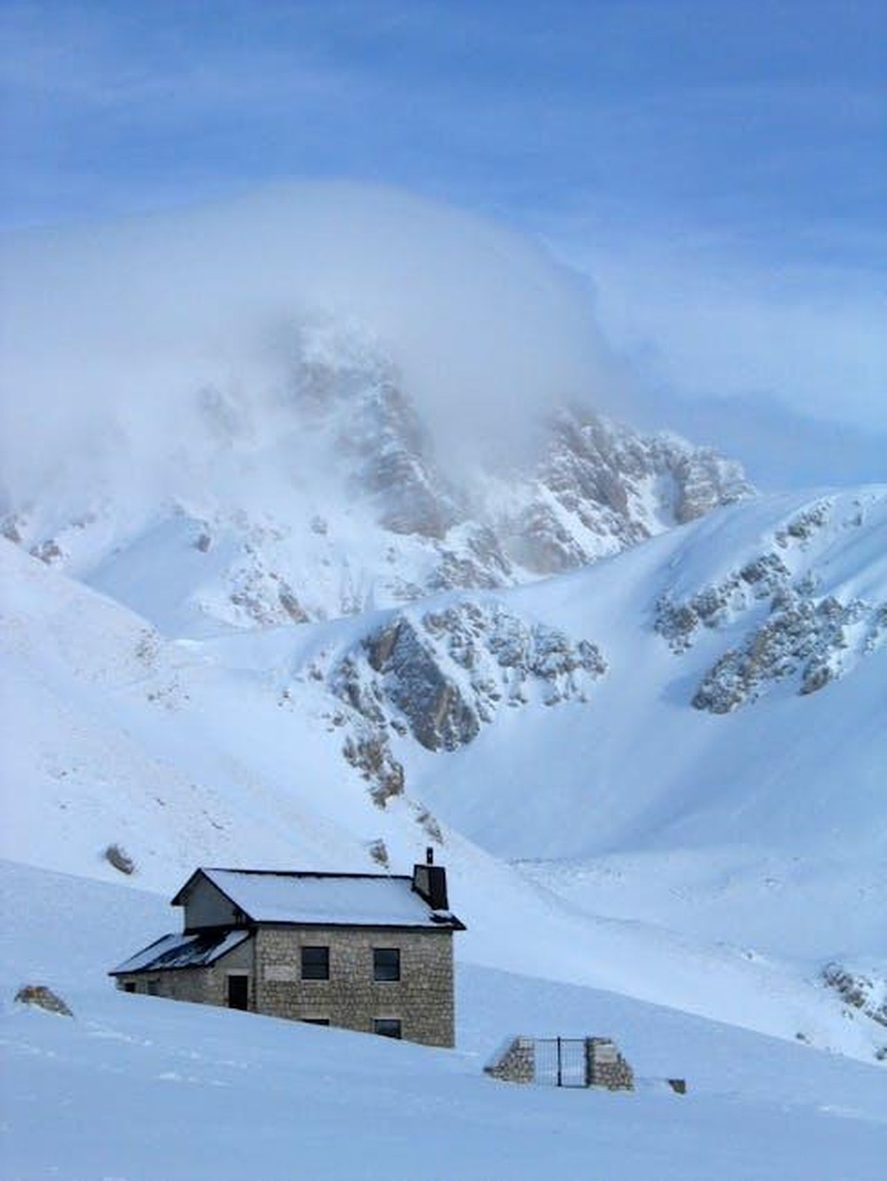 Grande_Fratello_linutile_rivelazione_di_Alfonso_su_Mariavittoria_e_Tommaso_8wy8WnJYnL - Confidenze24 Source: Roman Biernacki - pexels - Charming chalet amidst a serene snowy mountain landscape, perfect winter getaway.