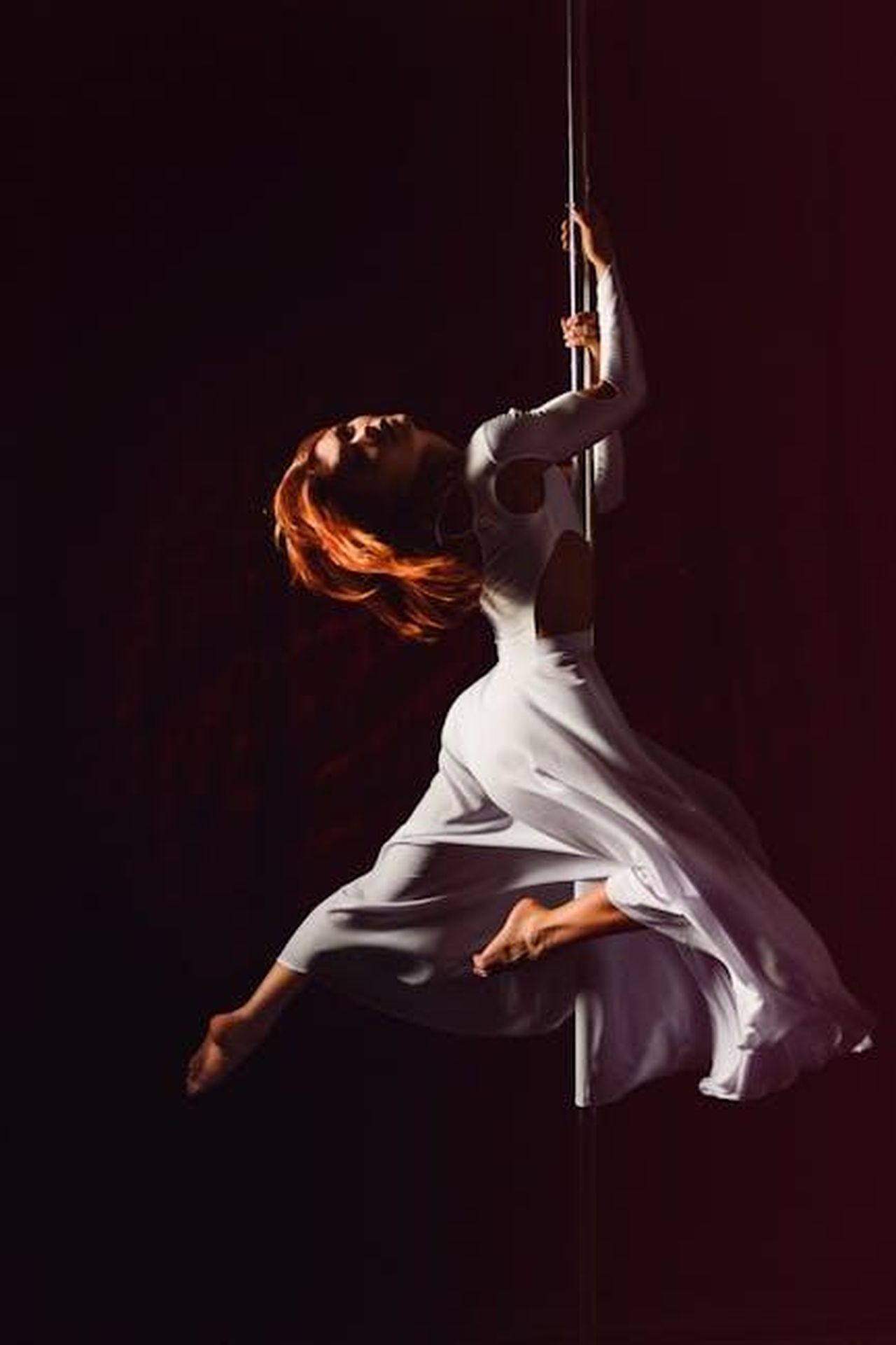 Grande_Fratello_lopinionista_ha_confessato_il_motivo_per_cui_non_ha_criticato_Alfonso_DApice_wGsSnmVqJJ - Confidenze24 Source: Pixabay - pexels - Graceful pole dancer in white dress showcasing strength and agility.