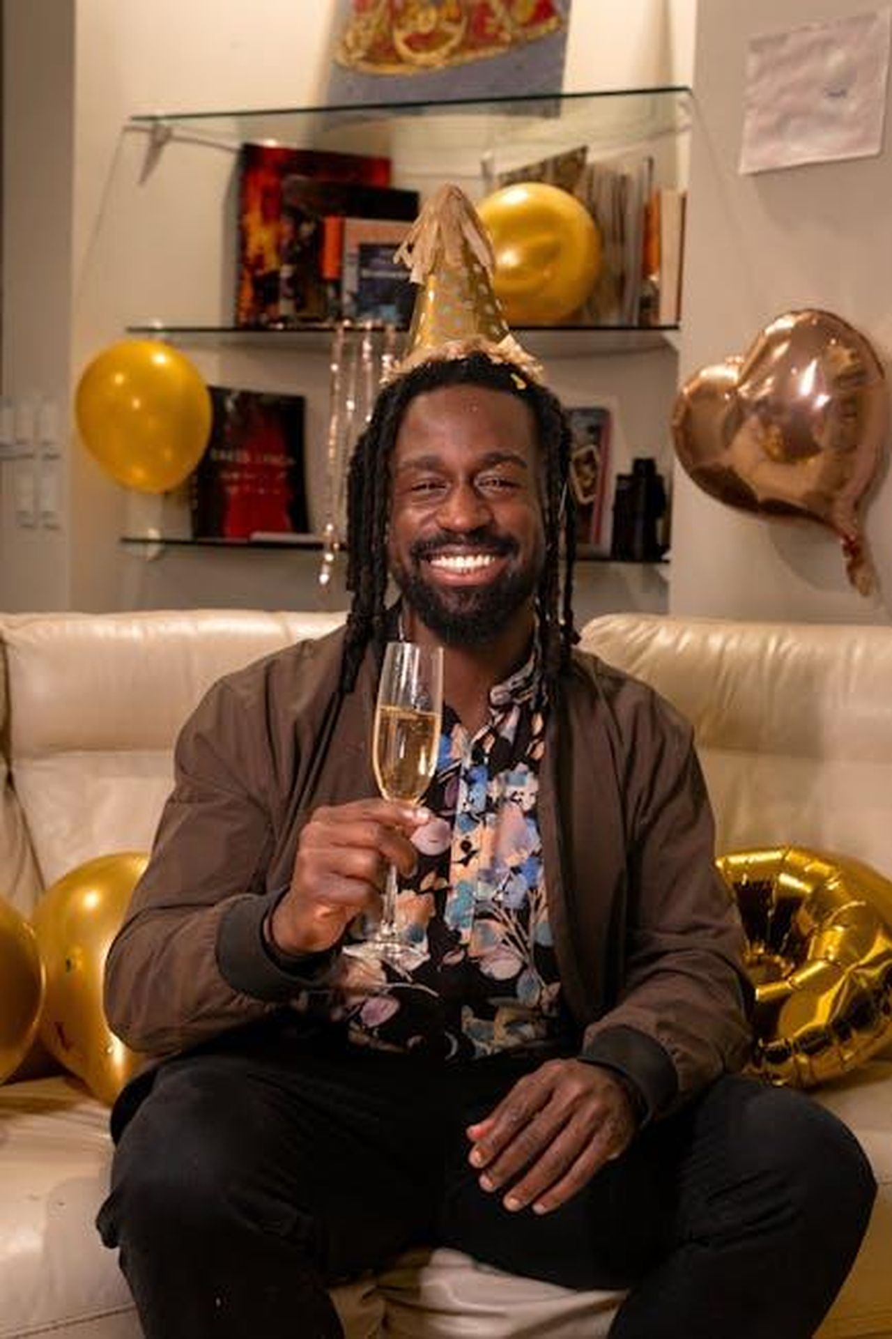 Guardando_al_suo_50_compleanno_pBhYofnUif - Confidenze24 Source: Diana Reyes - pexels - Man celebrating a birthday with a champagne toast, surrounded by party decor and balloons.