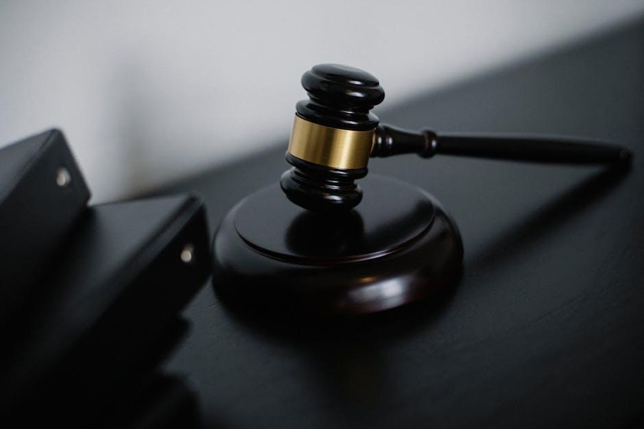 Guzide_perde_la_carica_di_giudice_per_via_della_denuncia_di_Tarik_xLjIKuI0sB - Confidenze24 Source: Sora Shimazaki - pexels - Close-up of a wooden gavel on a desk, symbolizing justice and legal authority.
