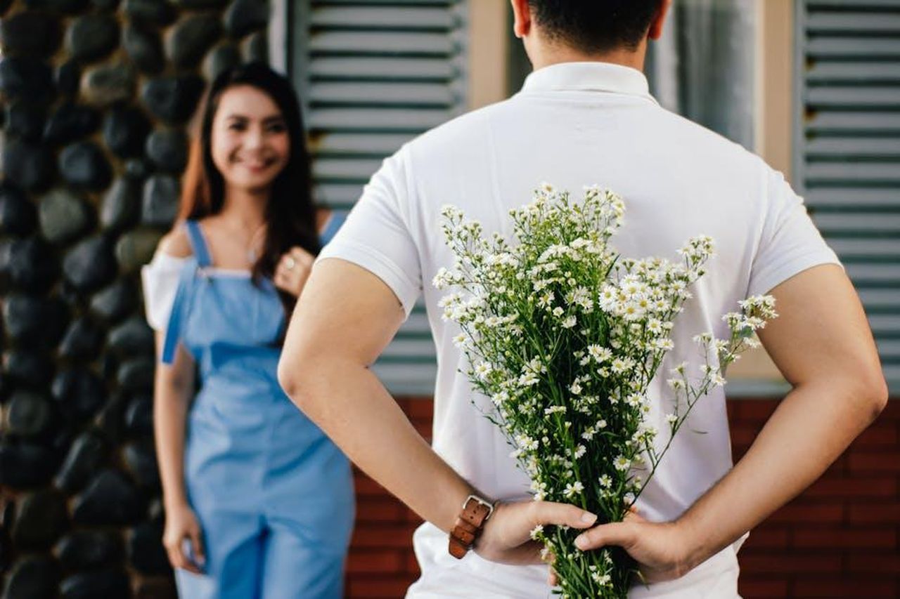 Helena_Prestes_e_il_rapporto_complicato_con_Zeudi_Di_Palma_xNAUkHX9gq - Confidenze24 Source: Vija Rindo Pratama - pexels - A man surprises his partner with flowers behind his back, symbolizing love and romance.