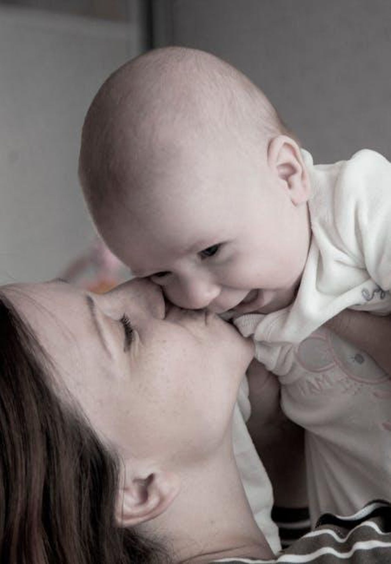 Helena_Prestes_la_favorita_e_le_sue_sfide_lepuo6ZSpy - Confidenze24 Source: Evgeniya Davydova - pexels - Mother lovingly kisses her smiling baby, capturing a tender moment of affection.