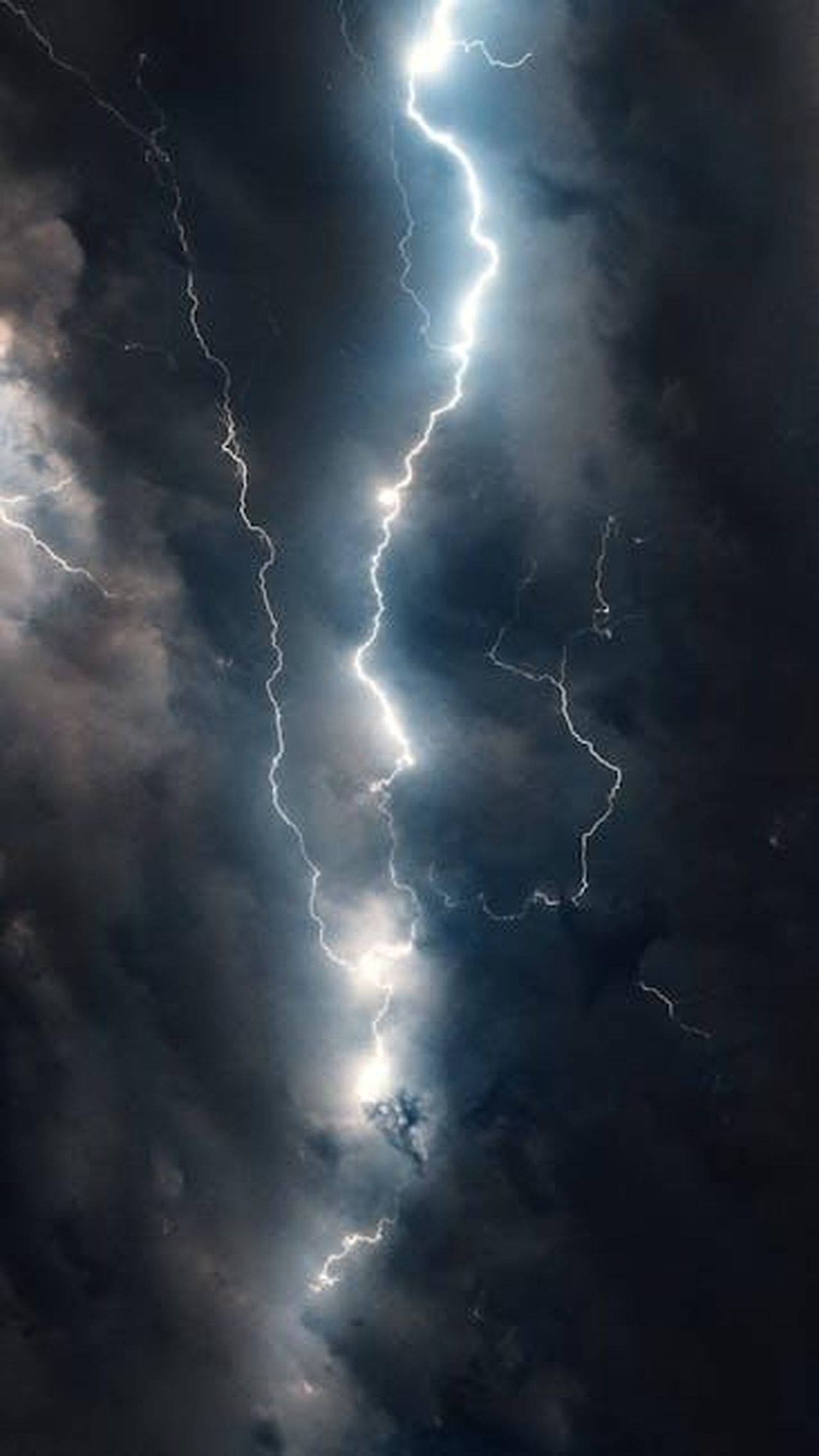 Henry_nasconde_a_Maxi_che_Sophia__sua_madre_TlBtFT5Qqo - Confidenze24 Source: Nikolai Vorobiev - pexels - Powerful lightning bolt striking through dark storm clouds at night.