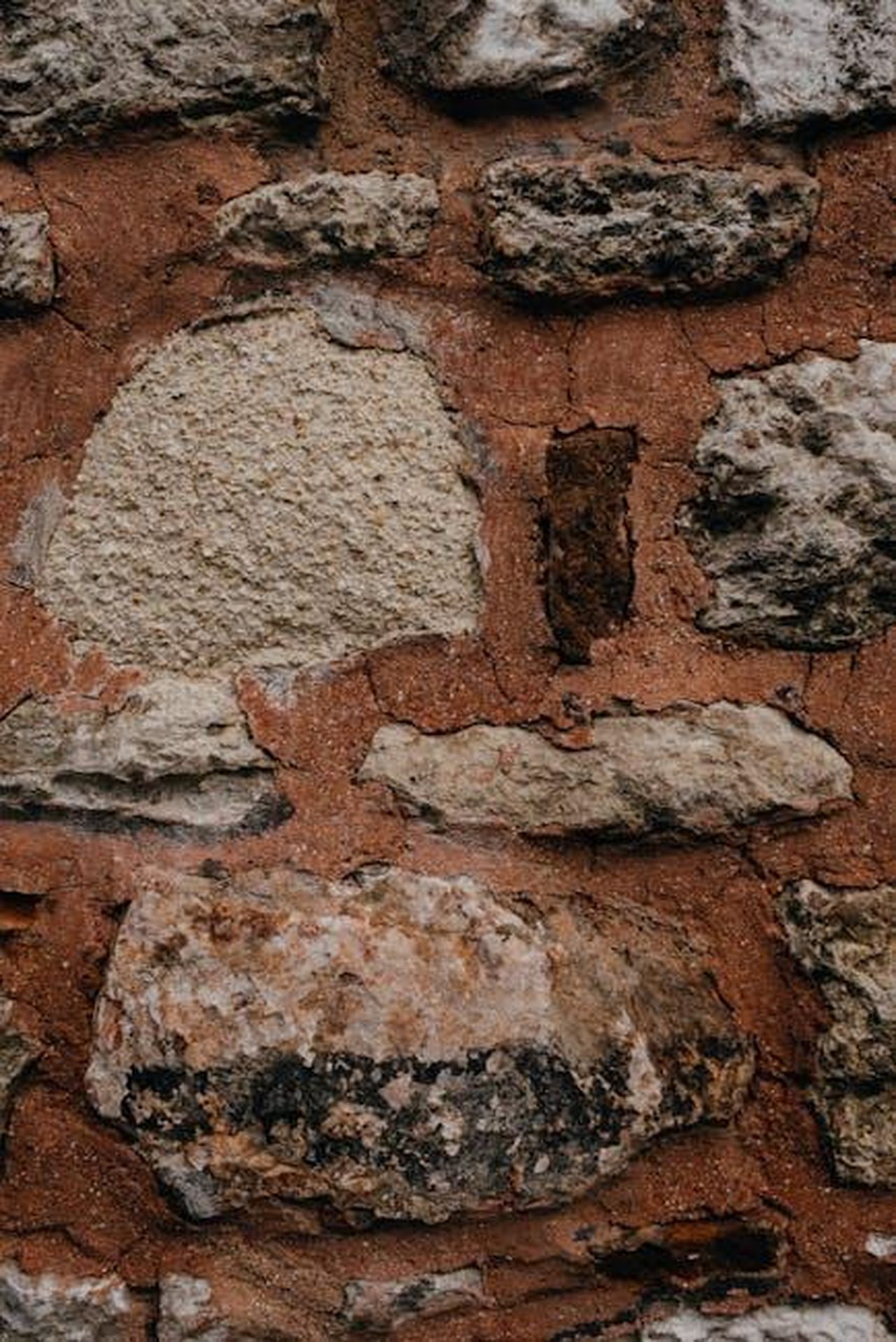Heritage_Foundation_e_la_richiesta_di_documenti_Am7tcsEPci - Confidenze24 Source: Polina ⠀ - pexels - Close-up view of an aged stone and brick wall with earthy tones and textures.