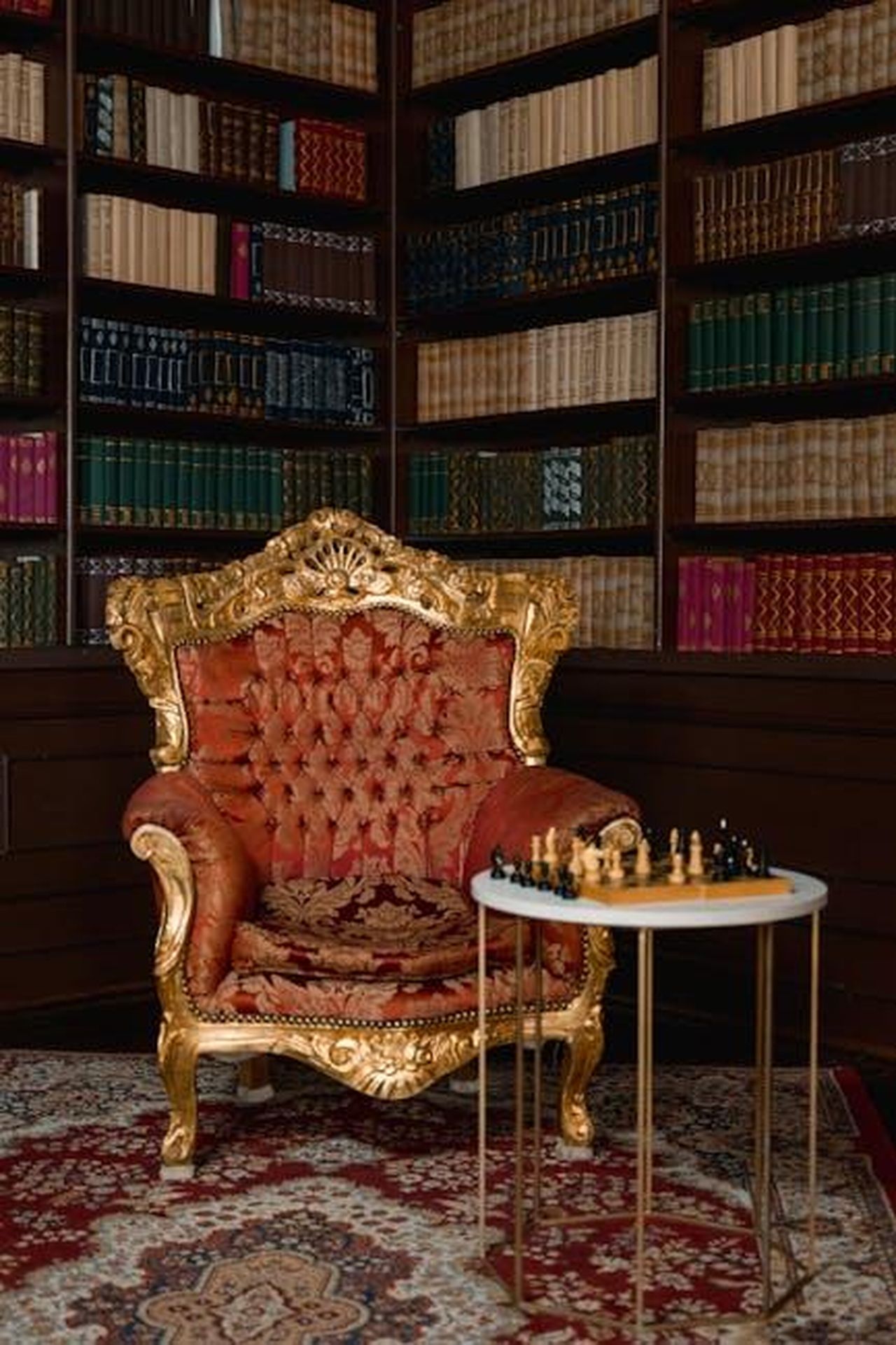 I_Sussex_avrebbero_dovuto_rimanere_nel_Regno_Unito_d6f6adFByy - Confidenze24 Source: Tima Miroshnichenko - pexels - Luxurious library corner featuring an ornate chair and chessboard for a classic ambiance.