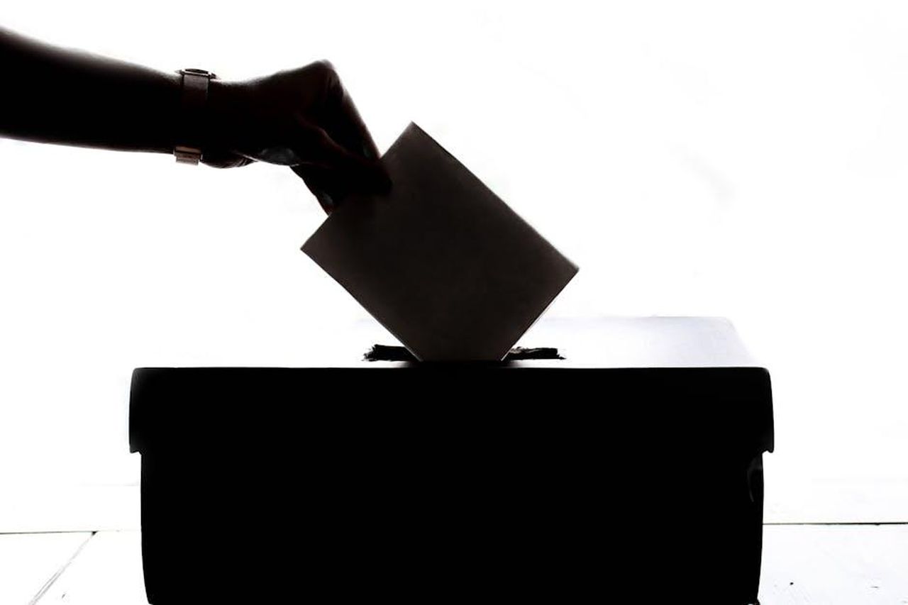 I_complimenti_a_Giorgia_Meloni_jINFDTik28 - Confidenze24 Source: Element5 Digital - pexels - Silhouette of a hand placing a vote into a ballot box, symbolizing democracy.