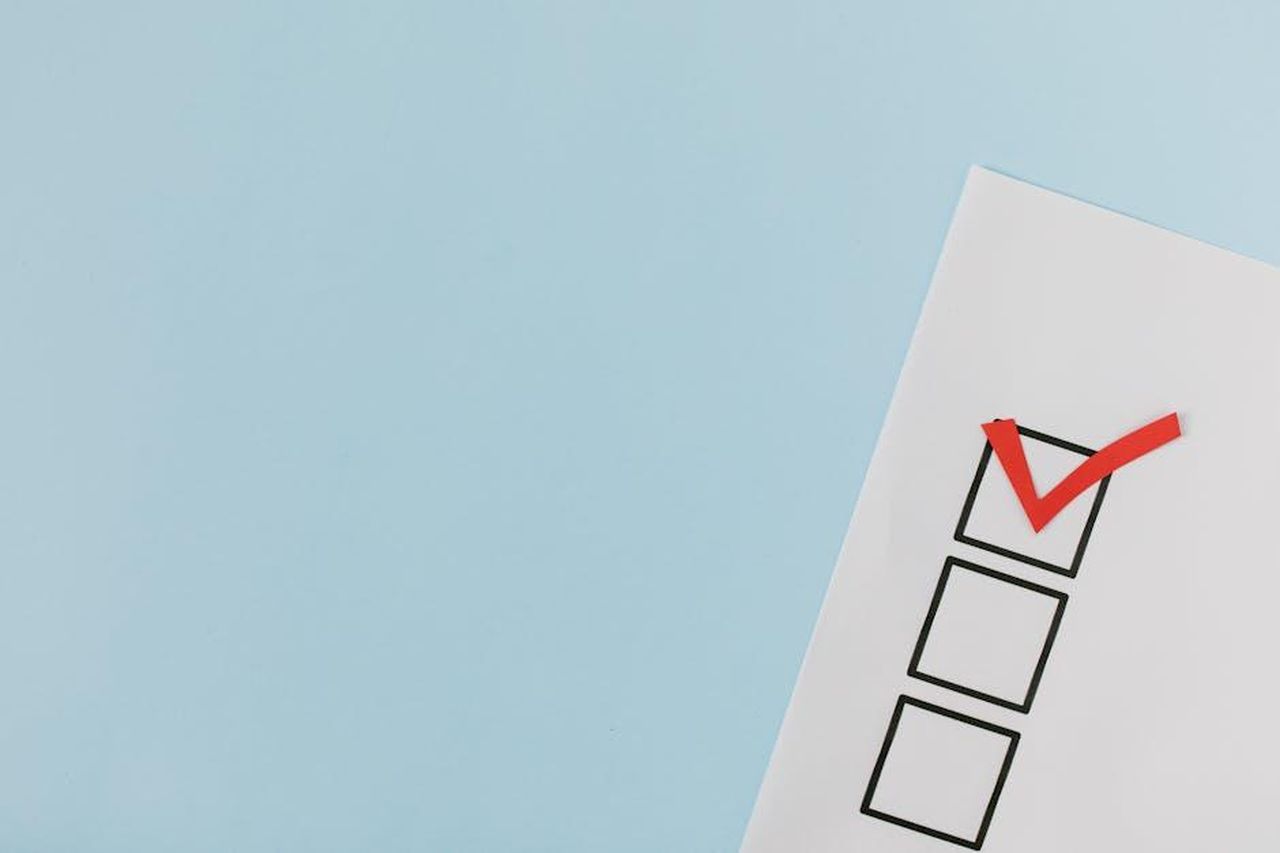 I_dati_del_sondaggio_rVXvxOyxdl - Confidenze24 Source: Tara Winstead - pexels - A checklist with a red checkmark symbolizing a completed task on a pastel blue background.