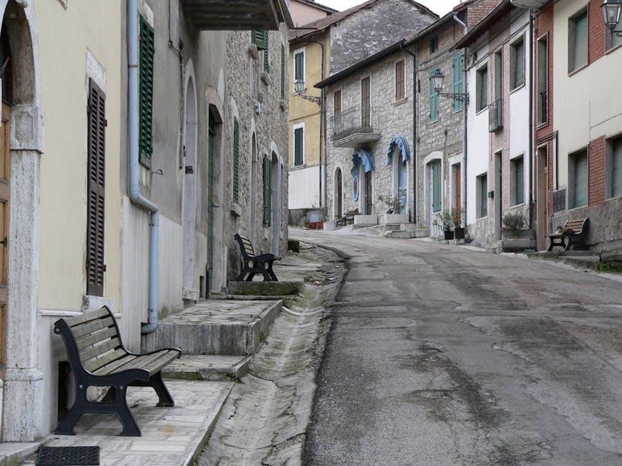 I_dubbi_di_Lorenzo_sulla_relazione_con_Shaila_fuori_dalla_casa_del_GF_18_YgjgZienUP - Confidenze24 Source: Roman Biernacki - pexels - Picturesque cobblestone alley in Loreto, Italy with charming historic buildings and empty streets.