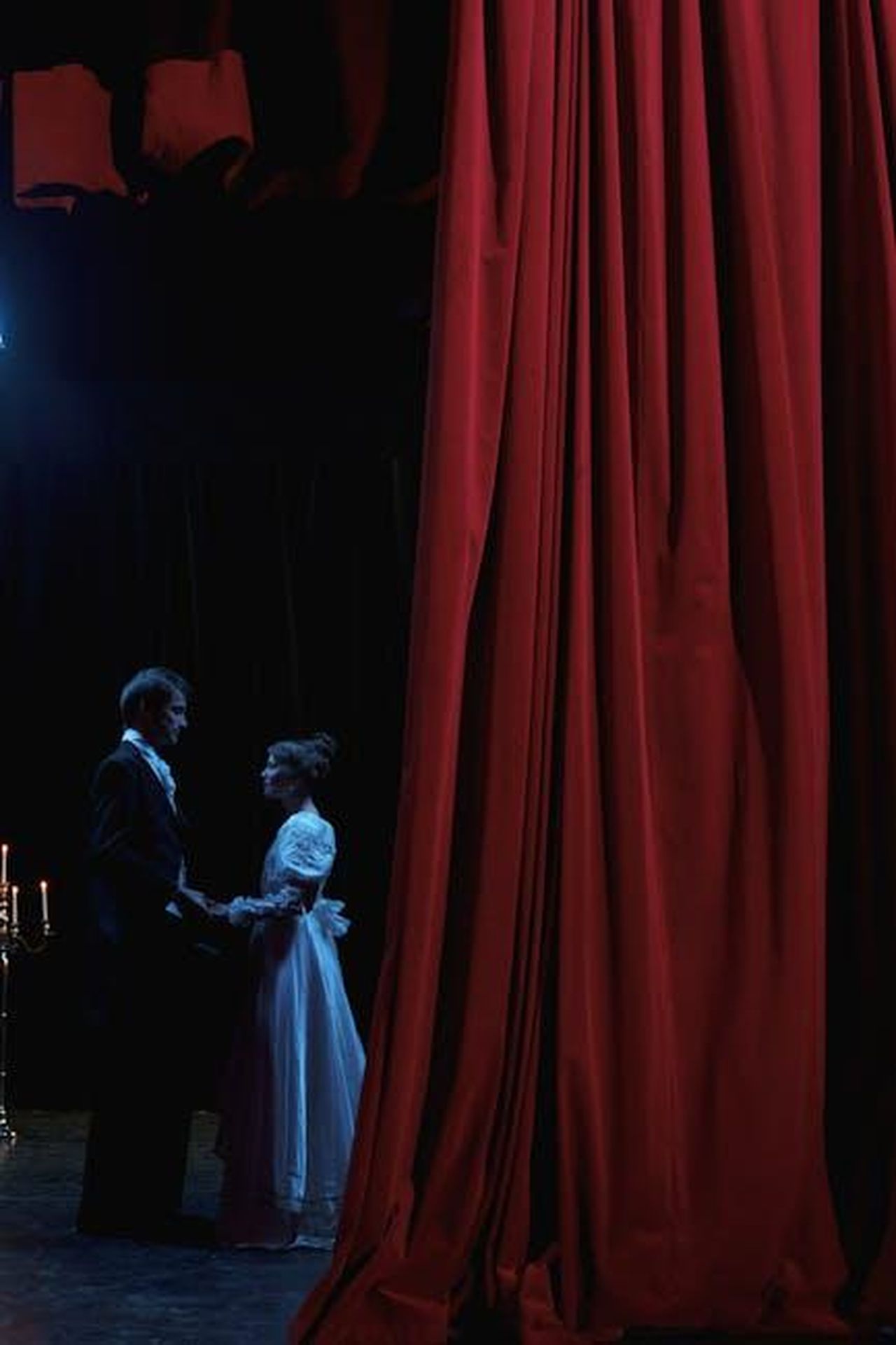 I_fan_di_BGT_criticano_latto_disgustoso_ZS3K8r1VtB - Confidenze24 Source: cottonbro studio - pexels - A captivating stage scene featuring a man and woman in romantic attire, lit by dramatic stage lights.