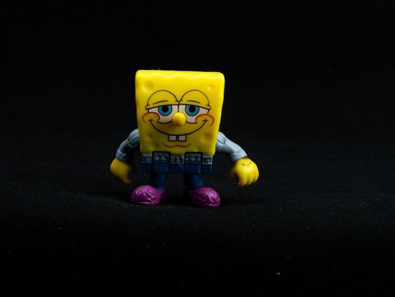 I_fan_di_ITV_criticano_This_Morning_alOakEMYbm - Confidenze24 Source: Jesus Vidal - pexels - Close-up of a colorful Spongebob toy figure against a black background.