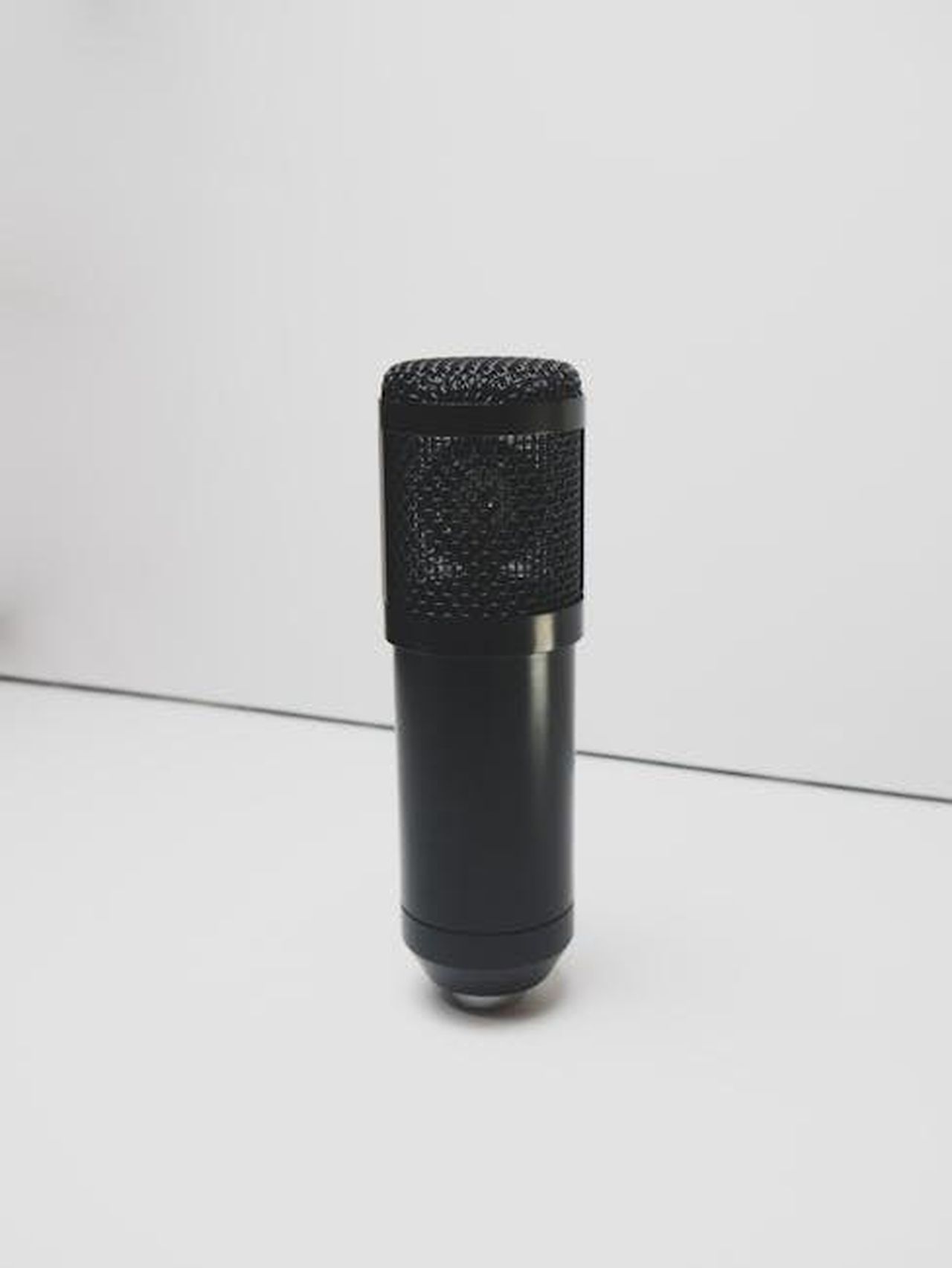 I_fan_di_The_Chase_si_dichiarano_delusi_wout6CuvqA - Confidenze24 Source: Stephen Audu - pexels - A sleek black microphone showcased in a studio setup, perfect for podcasts, music, and broadcasting.
