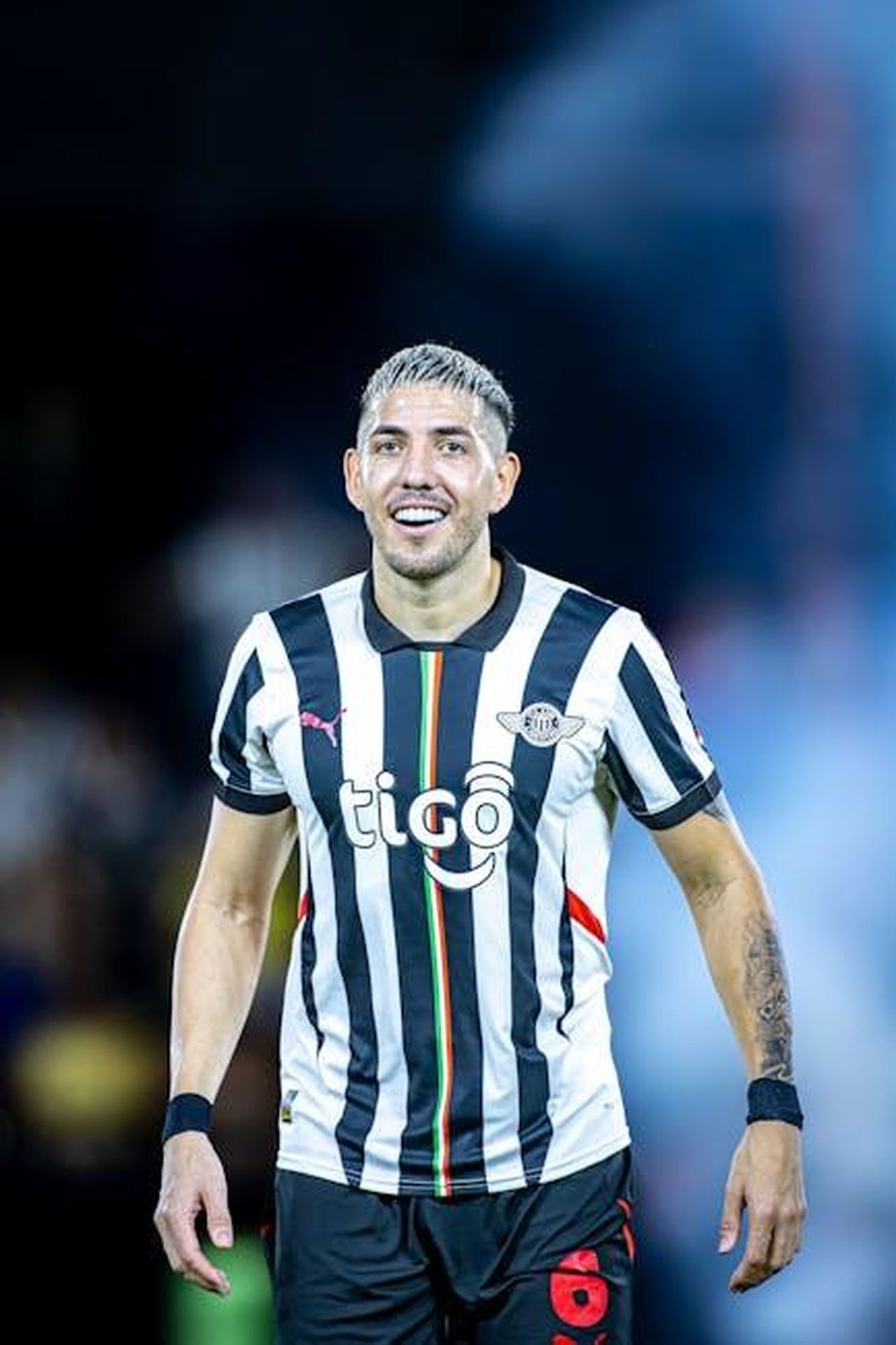 I_fan_non_vedono_lora_del_ritorno_di_Nancy_mFgcndm5rW - Confidenze24 Source: Phxtosene | Eneas - pexels - A smiling soccer player in black and white striped jersey during a match.