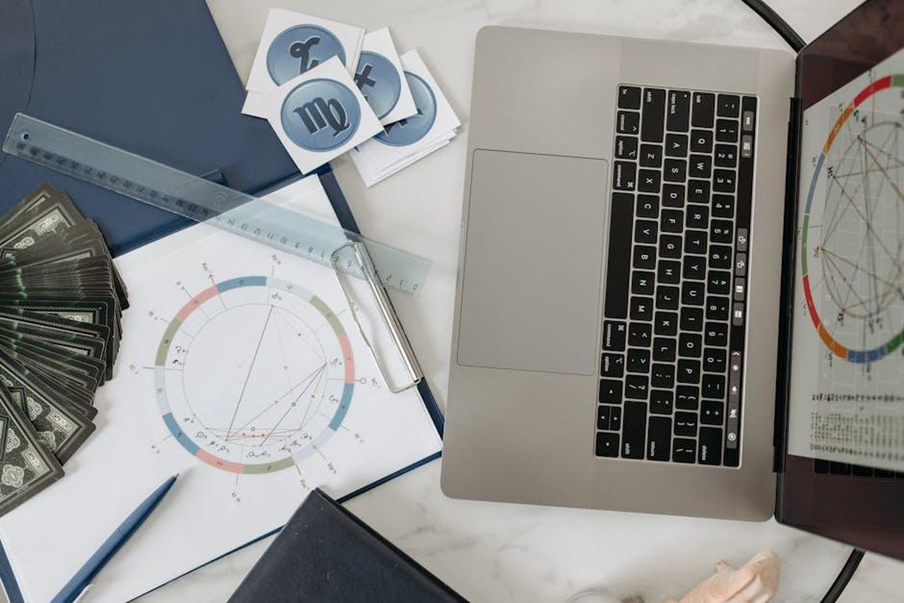 I_primi_segni_dello_zodiaco_L3bX2L0bKY - Confidenze24 Source: Pavel Danilyuk - pexels - Astrology chart, laptop, and tarot cards on a desk, study of celestial influences.