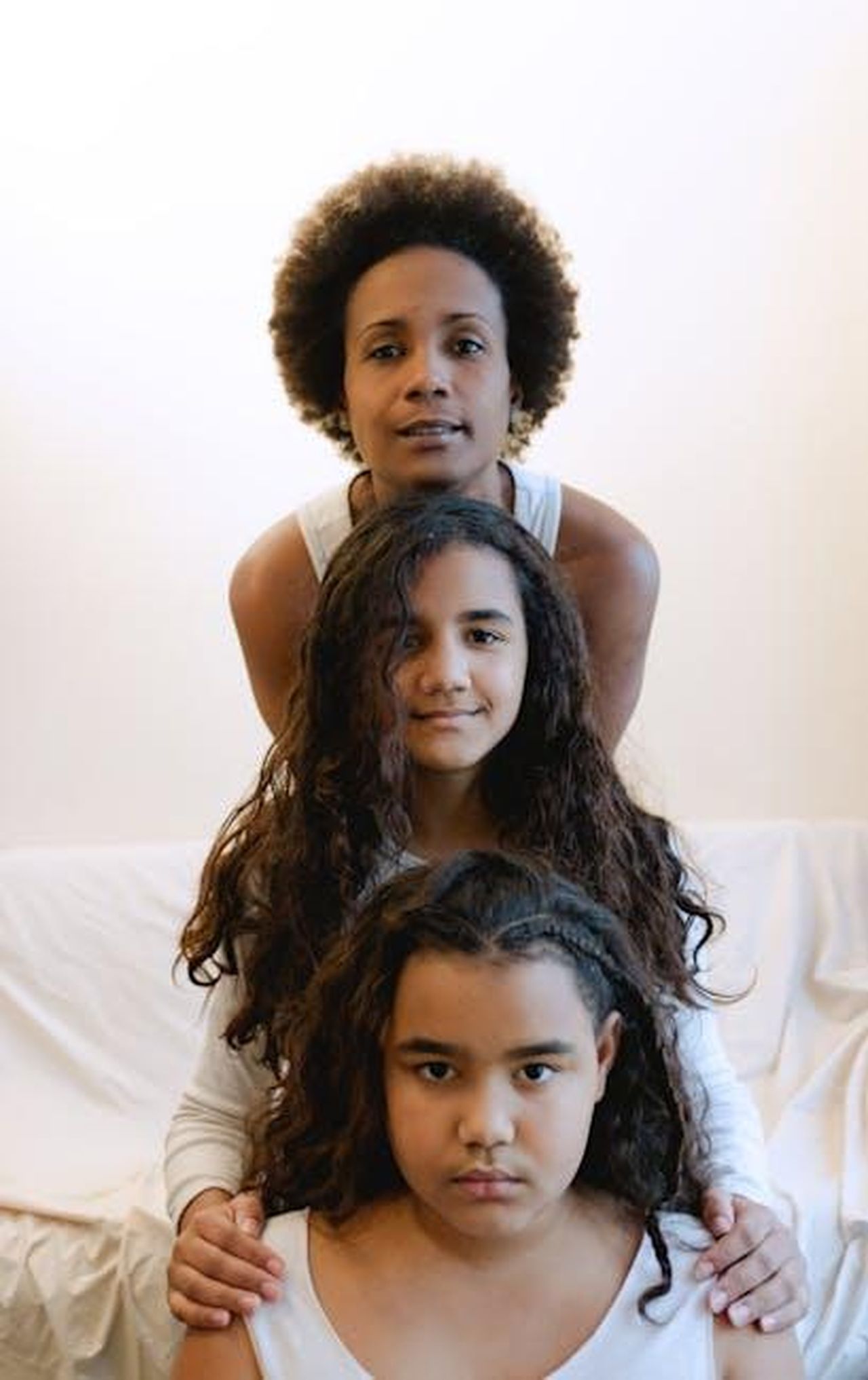 I_rumor_sulla_rottura_dopo_tre_giorni_5cYHHREtSB - Confidenze24 Source: Olha Ruskykh - pexels - A warm family portrait of a mother with her two daughters at home