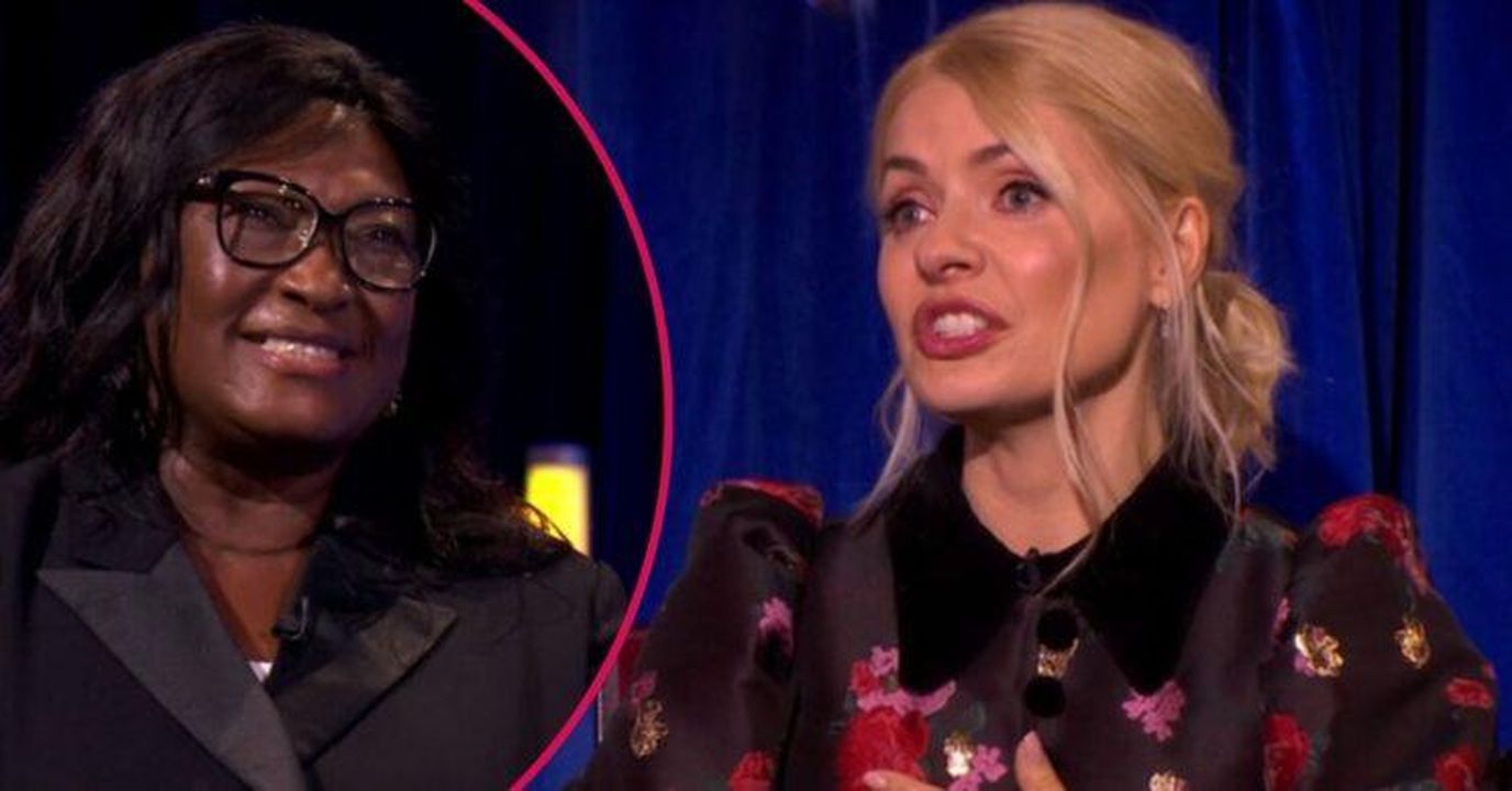 I_telespettatori_in_lacrime_per_la_reunion_emotiva_di_Holly_Willoughby_con_lostetrica_Qiyx2DmeP3 - Confidenze24 Source: BBC - BBC - Holly Willoughby sorridente