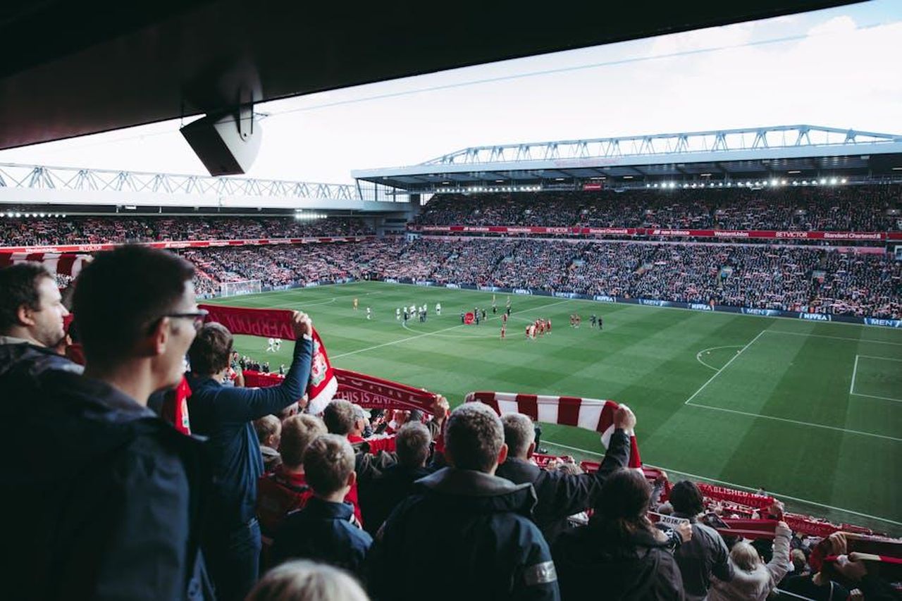 I_tifosi_rispondono_a_Mecca_I_sedicesimi_li_dobbiamo_passare_senza_problemi_IxrtknttBZ - Confidenze24 Source: Tembela Bohle - pexels - Fans cheer as players take the field at a vibrant football stadium, creating an electric atmosphere.