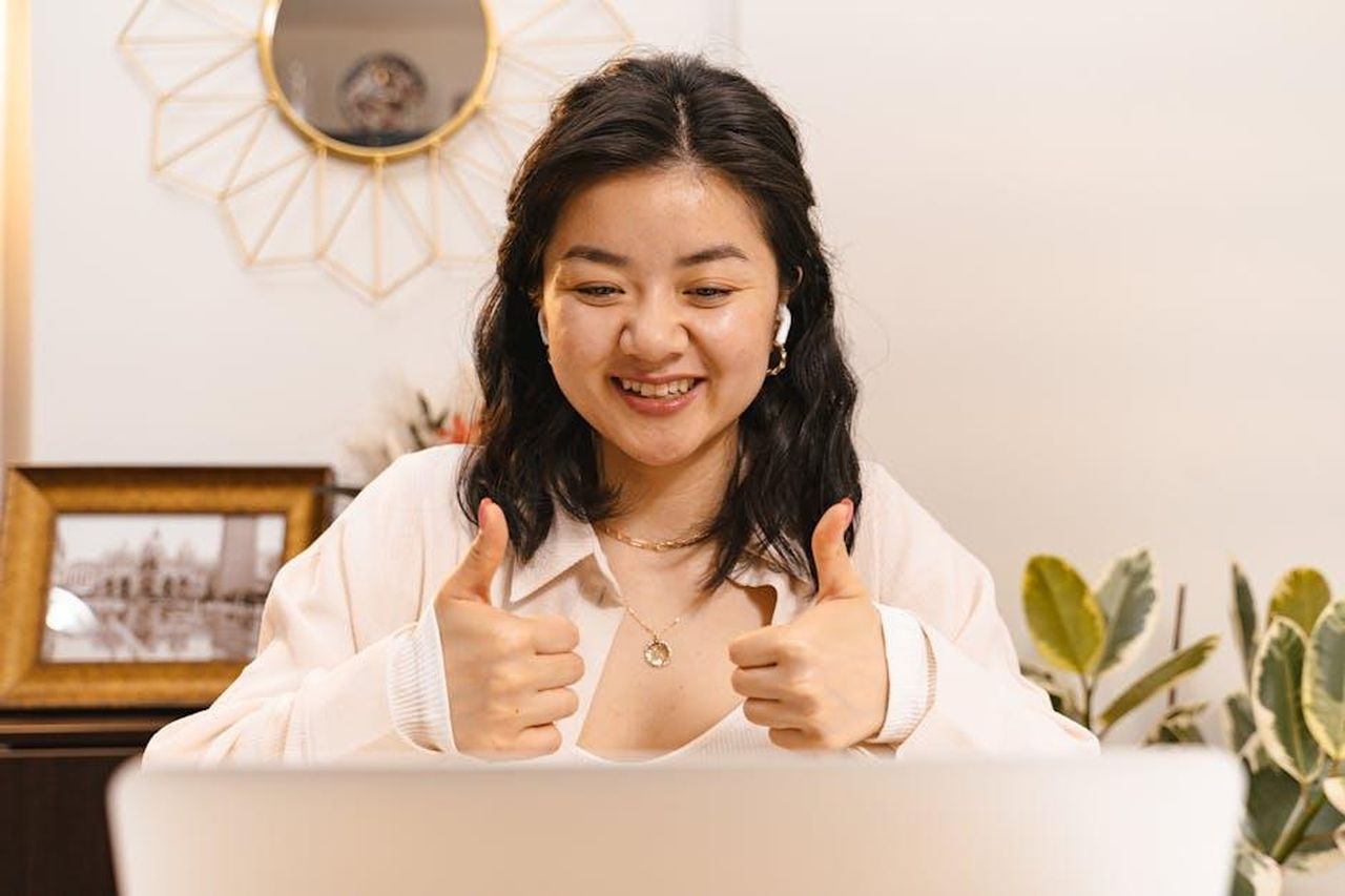 I_traguardi_di_Aja_Wilson_nel_2024_yodU5UMXU0 - Confidenze24 Source: ANTONI SHKRABA production - pexels - Asian businesswoman giving thumbs up during a successful online meeting, smiling and engaged.