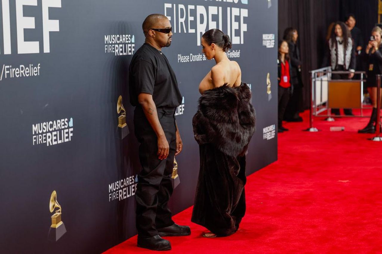 Il_Momento_Shock_dei_Grammy_htznBEDd4e - Confidenze24 Il Momento Shock dei Grammy - Bianca Censori e Ye ai Grammy 2025