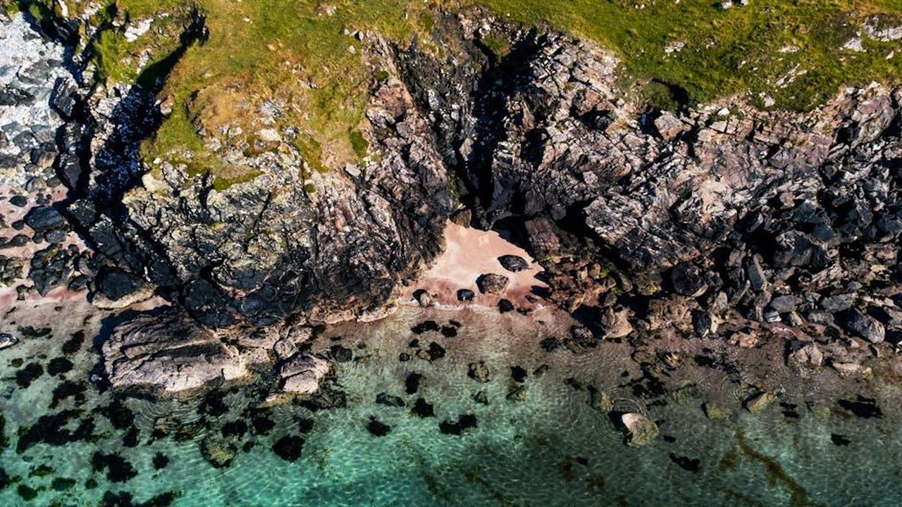 Il_banchiere_soggiorna_nello_stesso_hotel_dei_concorrenti_qxPe5LRAqA - Confidenze24 Source: Eclipse Chasers - pexels - above a secret beach