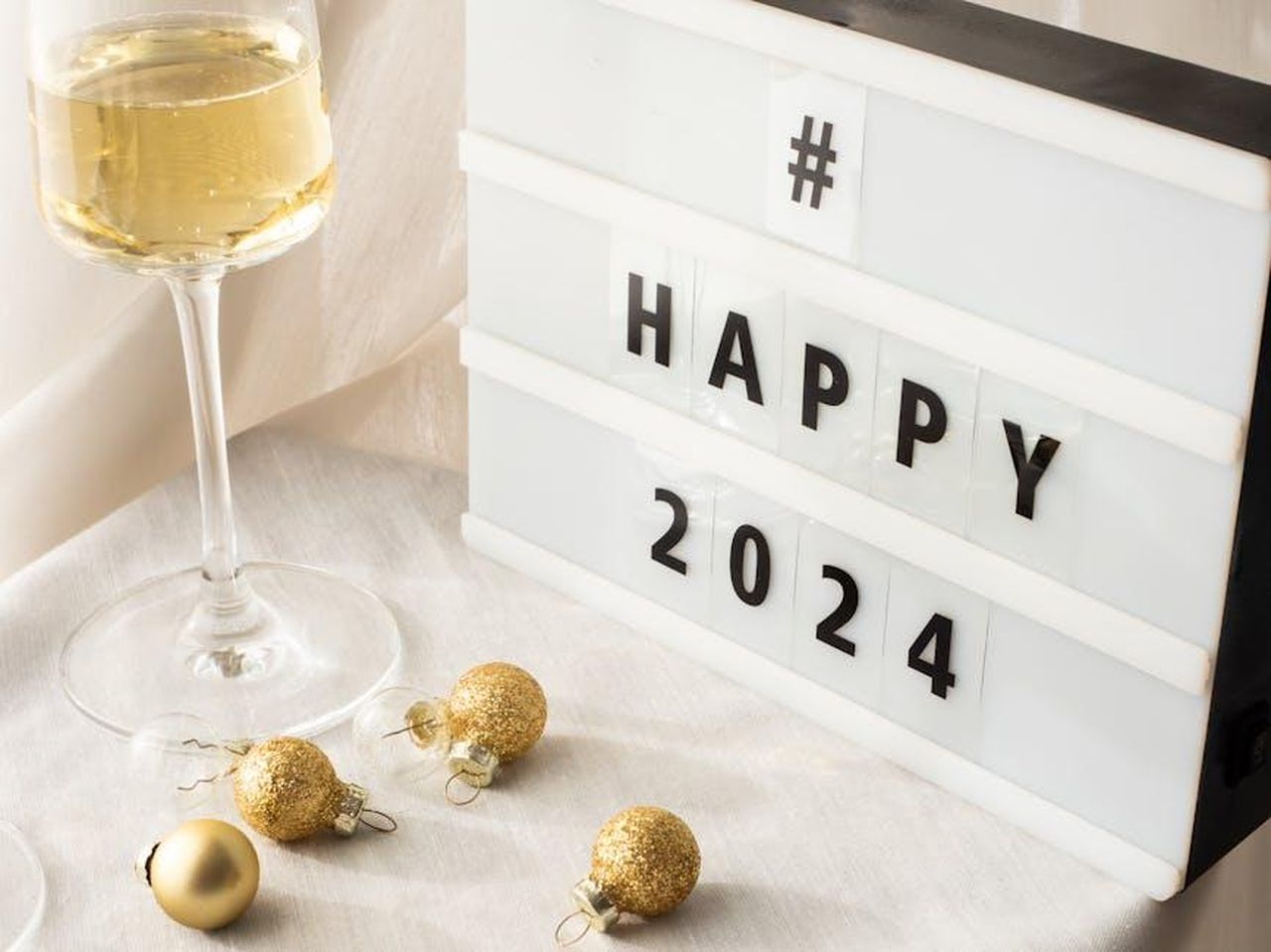 Il_brindisi_di_Capodanno_dlyMtEs113 - Confidenze24 Source: Walls.io - pexels - Elegant setting with champagne and decor for a festive 2024 New Year celebration.