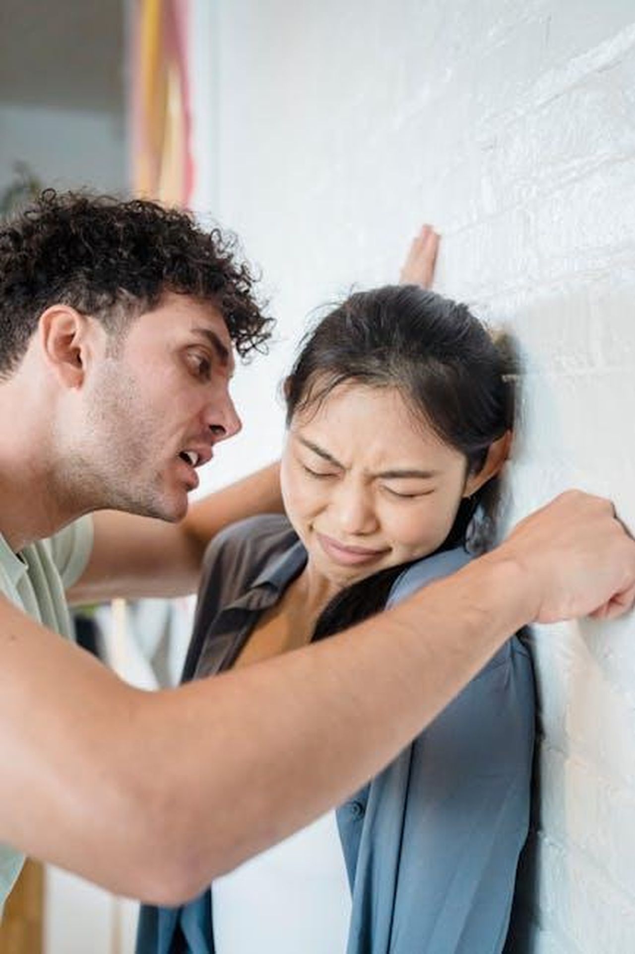Il_clima_teso_tra_Javier_e_Helena_iDGIeHDqdo - Confidenze24 Source: Timur Weber - pexels - A man and woman in a heated argument indoors, depicting tension and conflict.