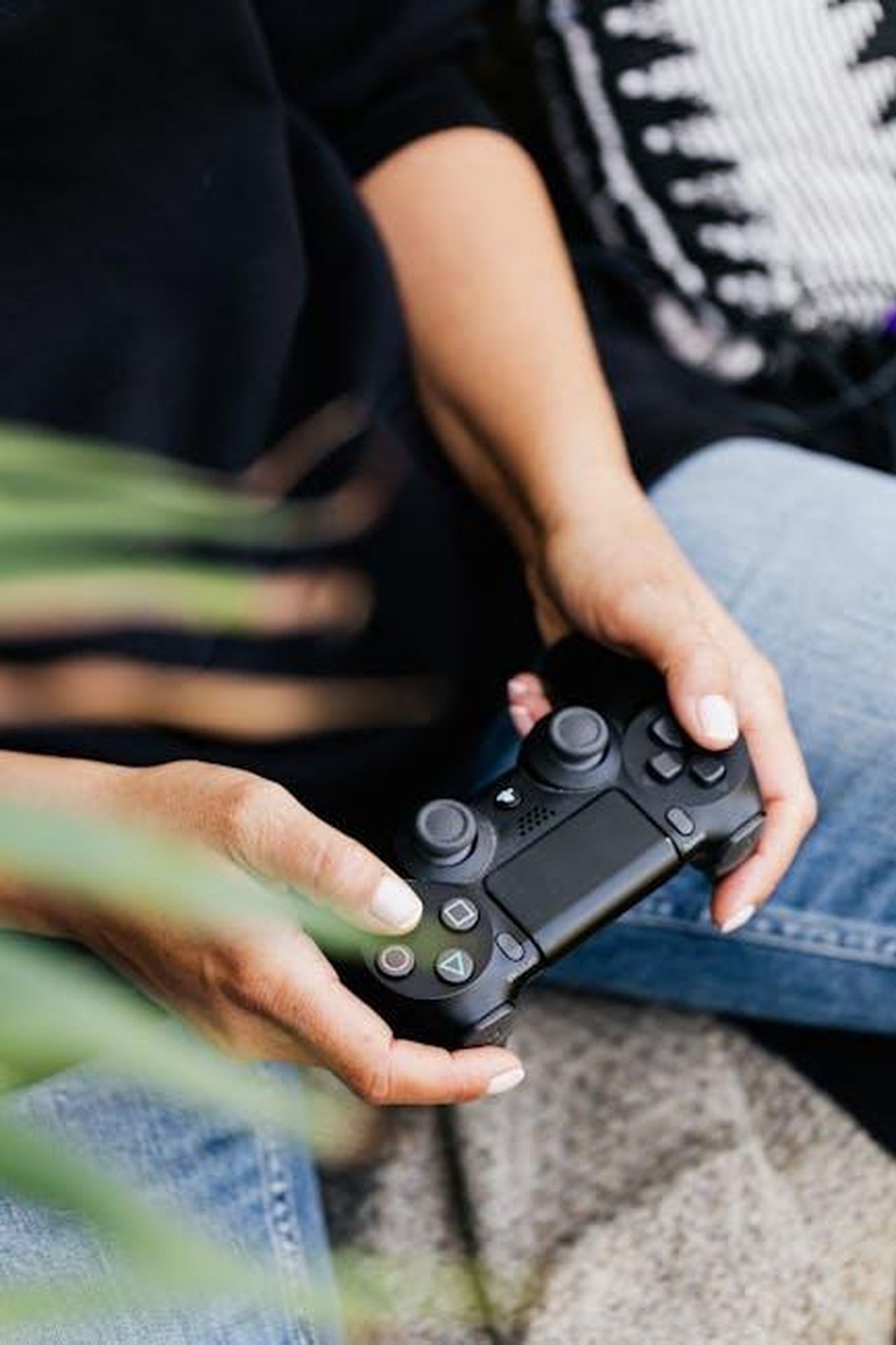 Il_concorrente_certo_che_il_pubblico_non_premier_la_coinquilina_t2weHfBYpp - Confidenze24 Source: Photo By: Kaboompics.com - pexels - Close-up view of hands holding a gaming controller, highlighting leisure and technology.