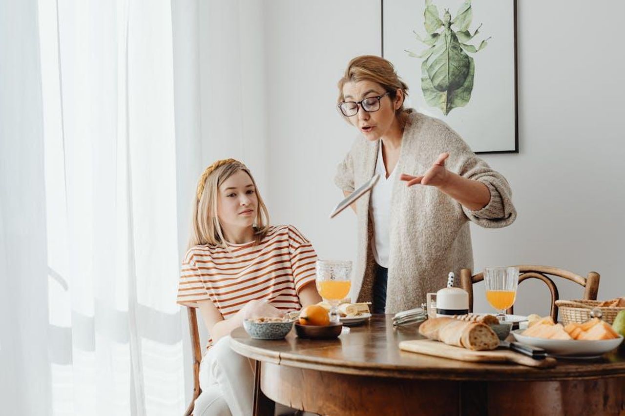 Il_conflitto_familiare_nkyOvzT8i5 - Confidenze24 Source: Photo By: Kaboompics.com - pexels - A mother and teenage daughter having a tense breakfast conversation at home.