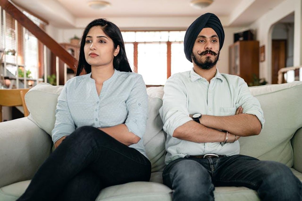 Il_conflitto_tra_Helena_e_Zeudi_zww9O34RJq - Confidenze24 Source: Ketut Subiyanto - pexels - Resentful young Indian couple ignoring each other while sitting on couch together with crossed arms