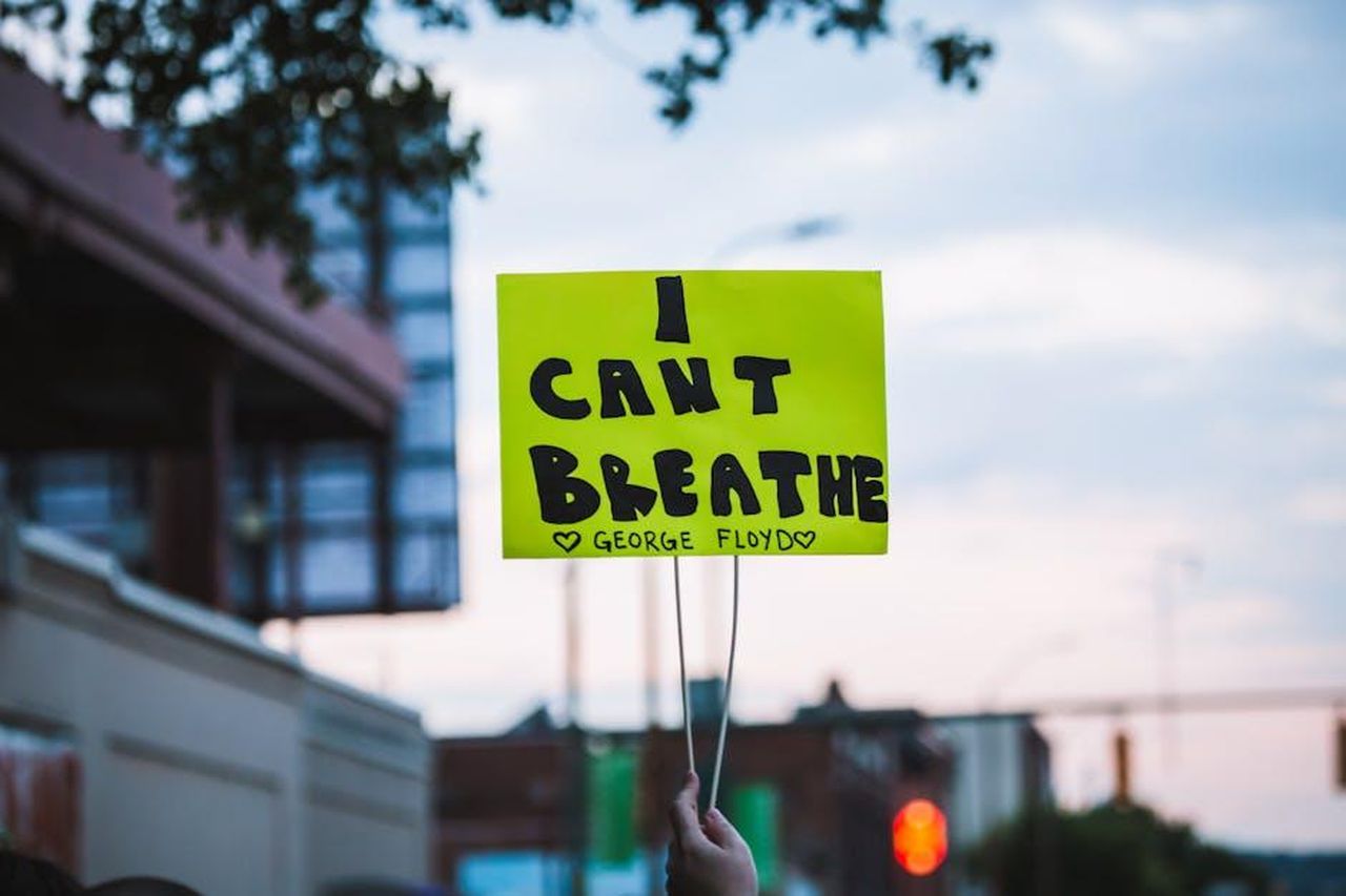 Il_conflitto_tra_Tommaso_e_Alfonso_SqsS3as9su - Confidenze24 Source: Kelly - pexels - Crop faceless person showing paper with i can t breath inscription during Black Lives Matter movement demonstration