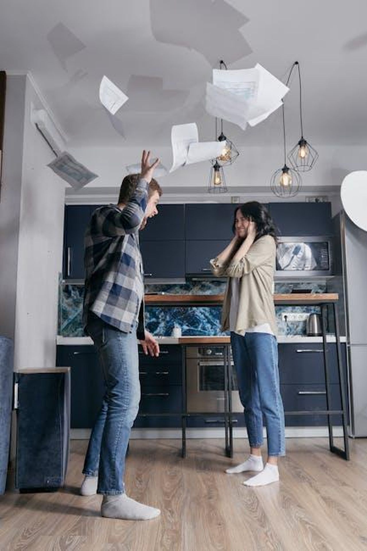 Il_confronto_con_mio_padre_8KSUgXjRQu - Confidenze24 Source: Mikhail Nilov - pexels - A dramatic scene of a young couple in a heated argument with papers flying in the air.