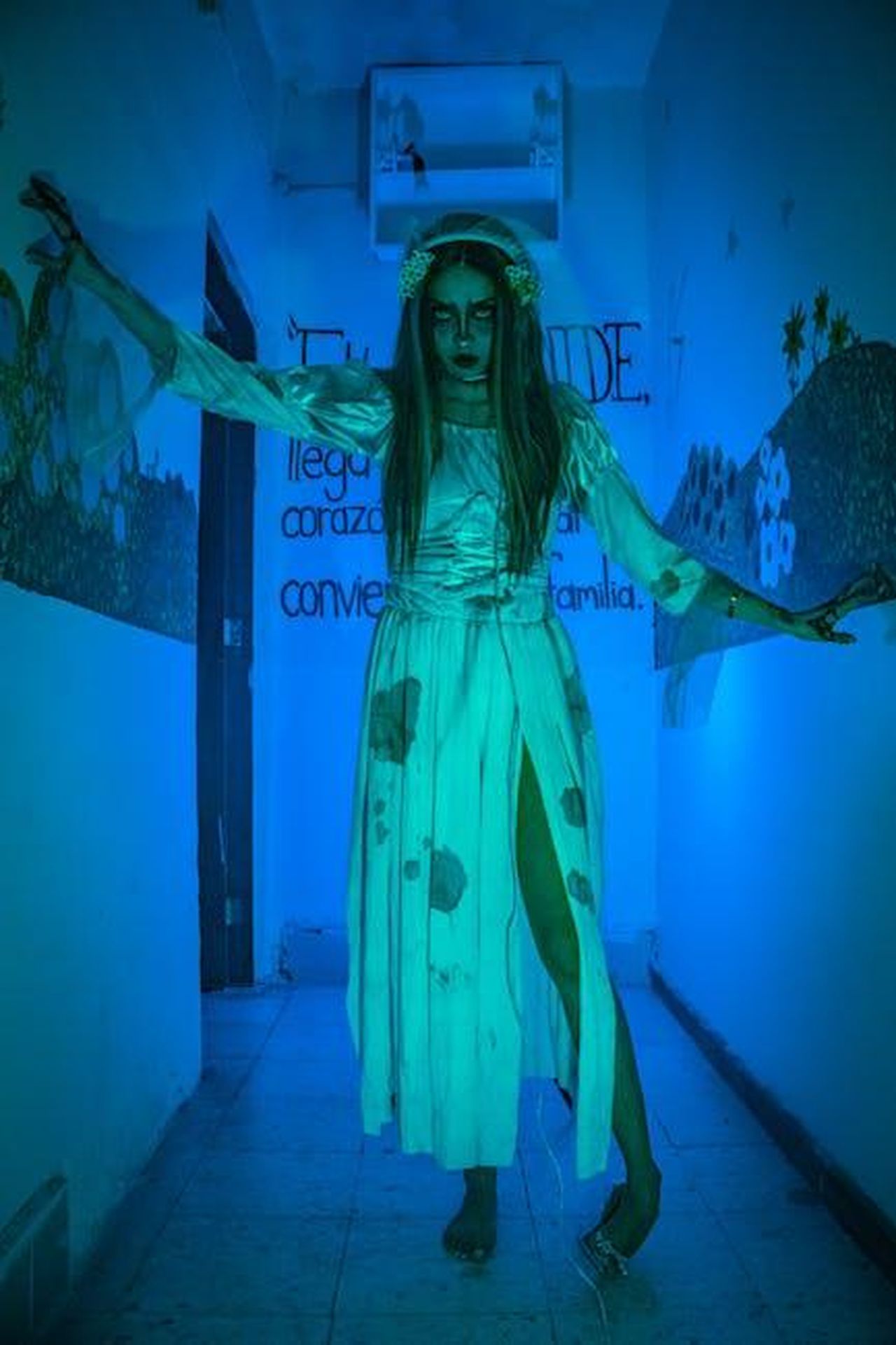 Il_contesto_un_clima_gi_teso_3SRILzZaK3 - Confidenze24 Source: Moisés Fonseca - pexels - Eerie phantom bride in a long white dress lit by blue light. Perfect for Halloween themes.