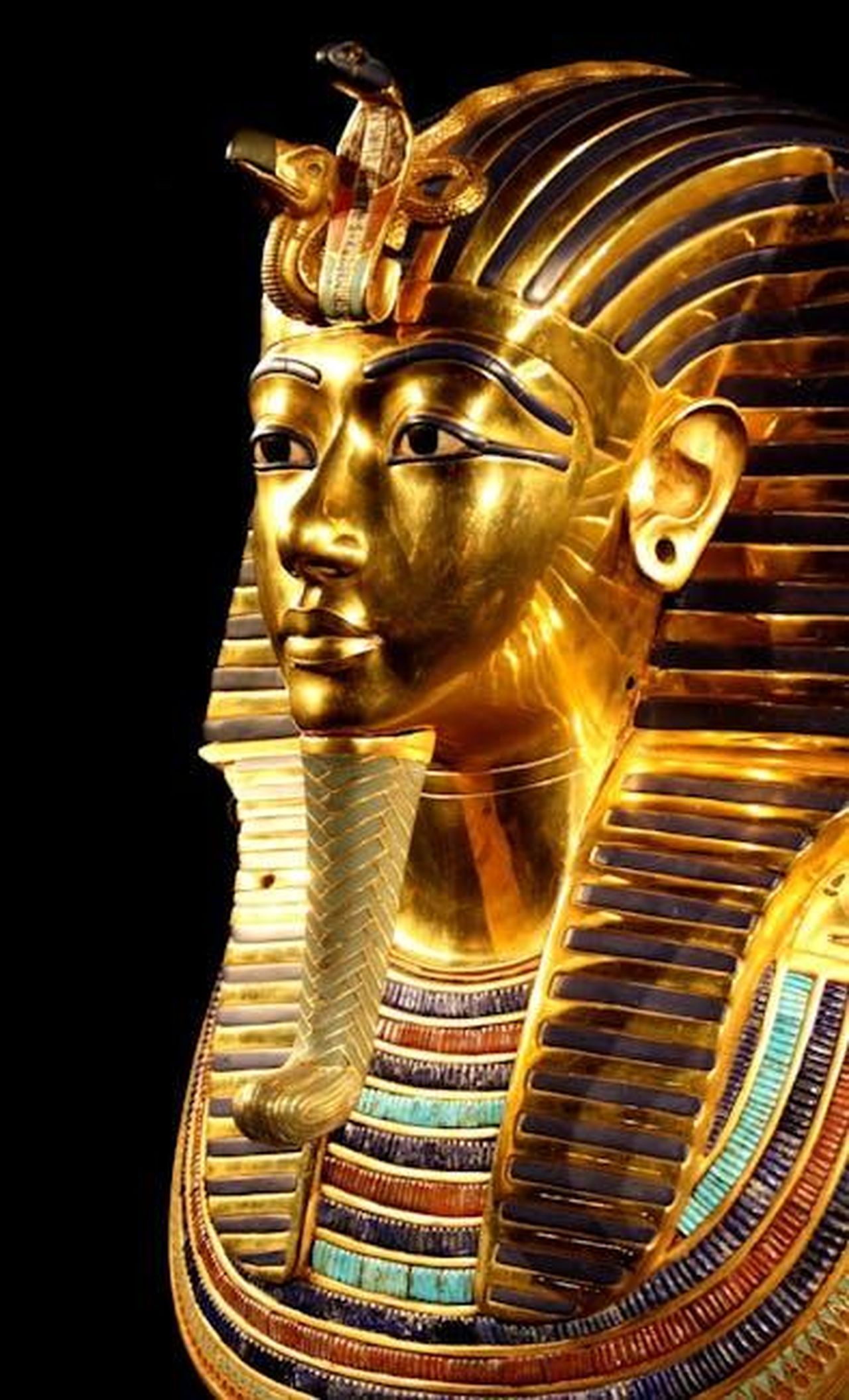 Il_contributo_di_Meghan_alla_monarchia_RovLZcWd6k - Confidenze24 Source: Pixabay - pexels - Close-up of Tutankhamun's gilded death mask showcasing intricate design.