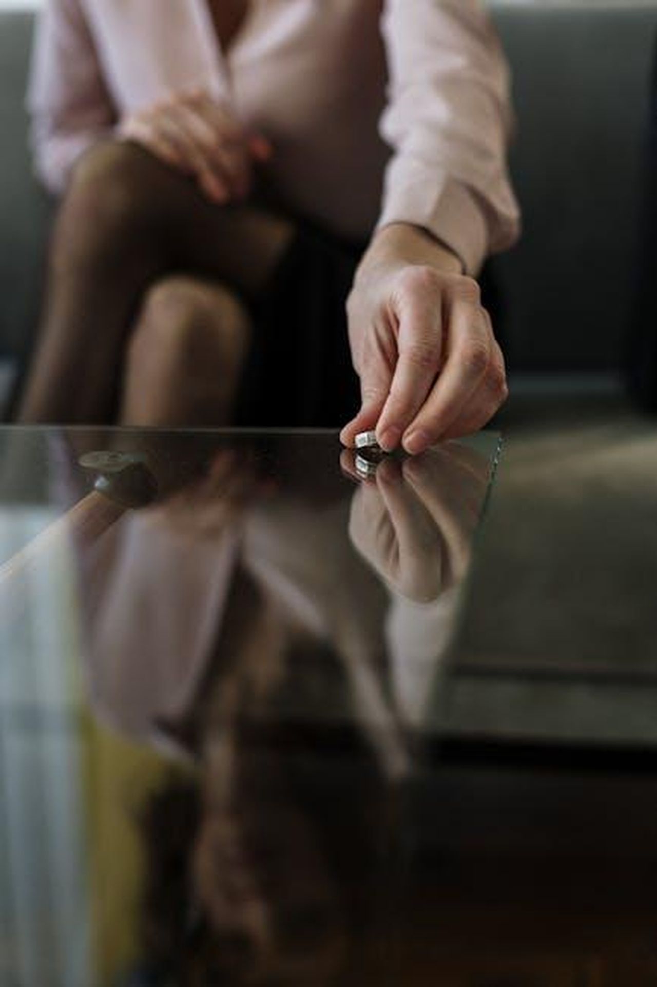 Il_divorzio_e_le_conseguenze_8832Ri3hQZ - Confidenze24 Source: cottonbro studio - pexels - A person placing a wedding ring on a glass table, symbolizing separation or divorce.