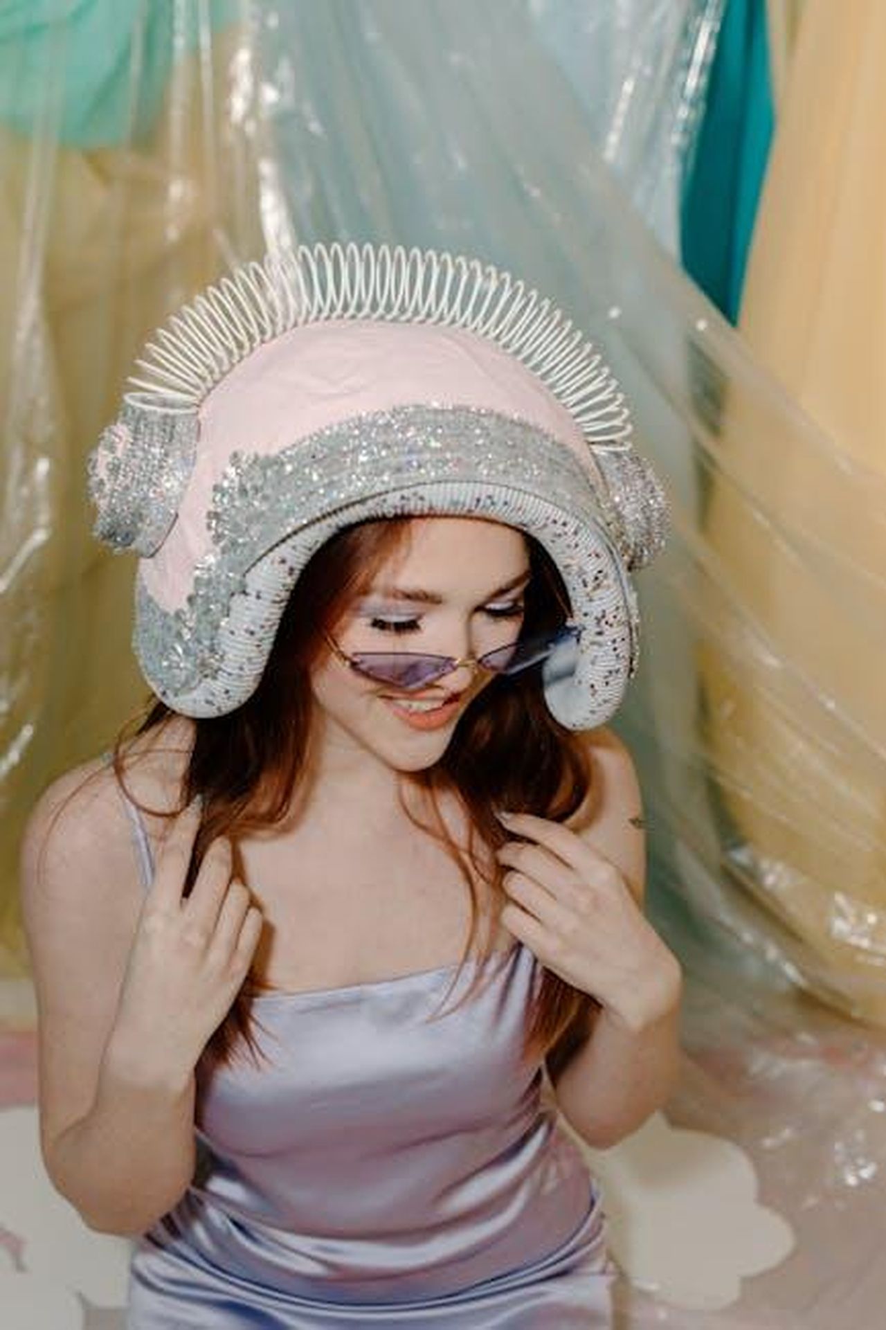 Il_futuro_della_satira_e_leredit_artistica_yxhCJt5V6I - Confidenze24 Source: Tara Winstead - pexels - A female model in a futuristic space helmet and shiny silver dress posing indoors.