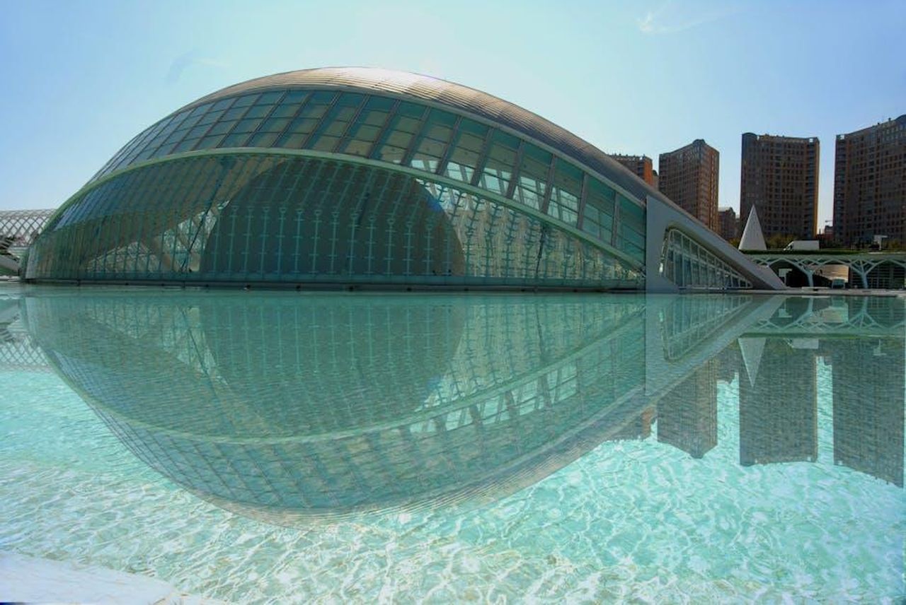 Il_futuro_di_Alfonso_e_gli_sviluppi_nel_reality_BtOJpbGTJV - Confidenze24 Source: silvio mencarelli - pexels - Stunning architecture at Valencia's City of Arts and Sciences, reflecting in crystal-clear water.