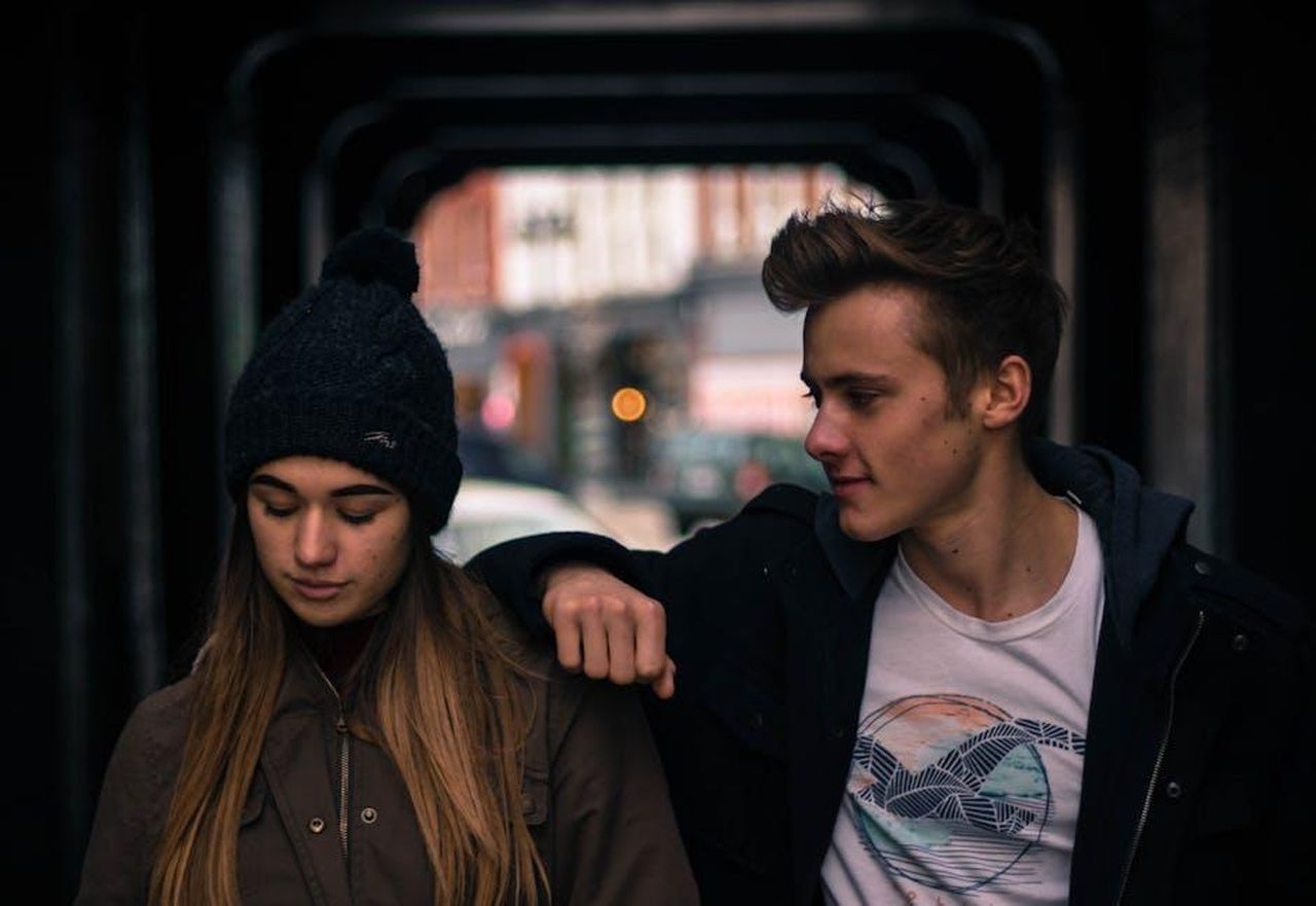 Il_futuro_di_Guido_e_Mariella_QAqQlJ79GD - Confidenze24 Source: Trinity Kubassek - pexels - Teenagers sharing a moment outdoors in Stratford, Canada.