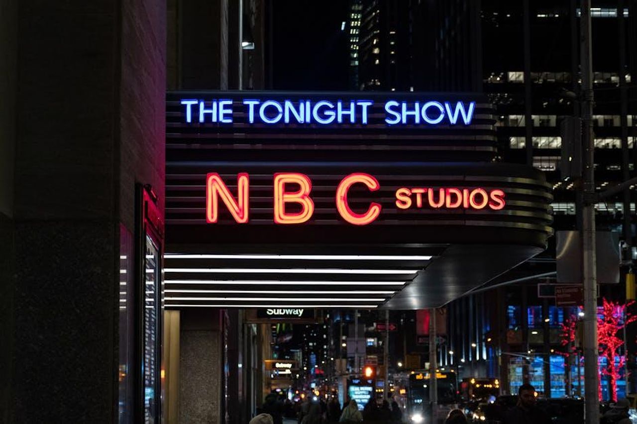 Il_futuro_di_Lester_Holt_mhhfStXo1S - Confidenze24 Source: Alexandros Chatzidimos - pexels - Vibrant neon signs illuminate NBC Studios in New York City, capturing vibrant night life.