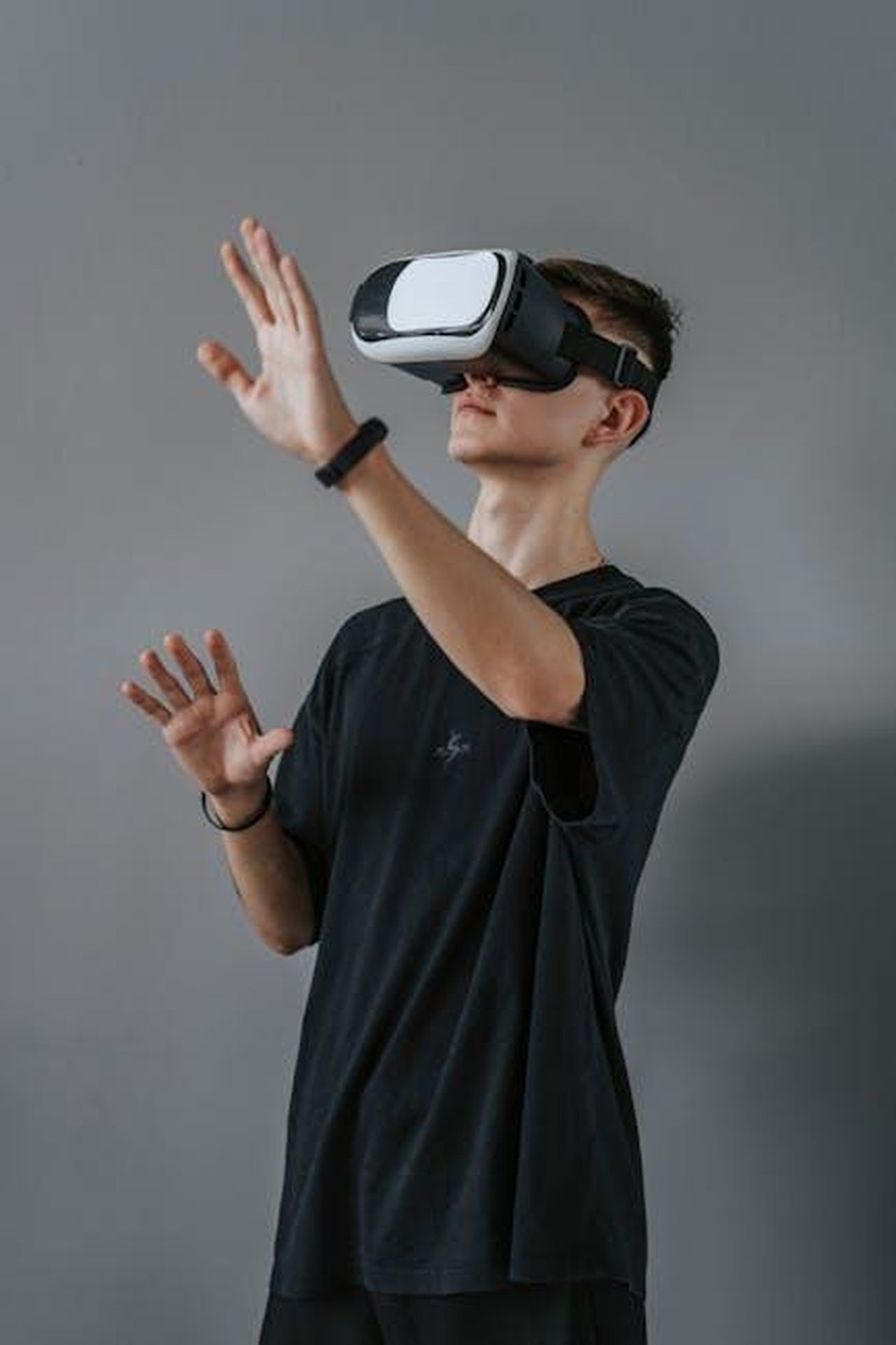 Il_futuro_dopo_il_Grande_Fratello_QnNQxBoD2o - Confidenze24 Source: olia danilevich - pexels - Young man in black shirt enjoying a virtual reality experience using a VR headset against a gray wall.